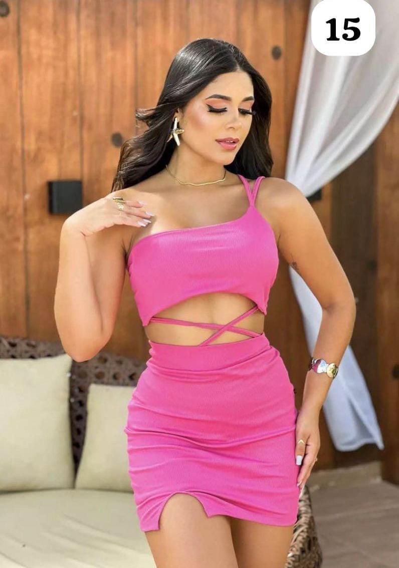 Vestido rosa com detalhes em tiras