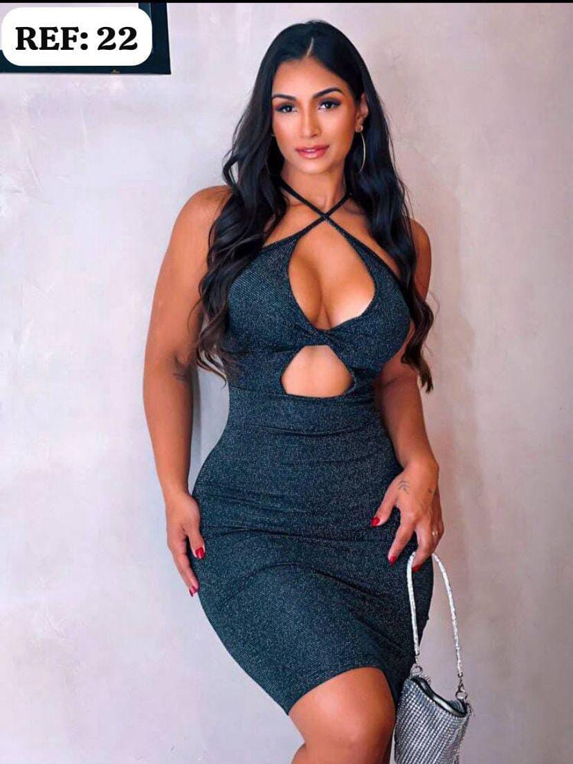 Vestido preto justo com decote frontal