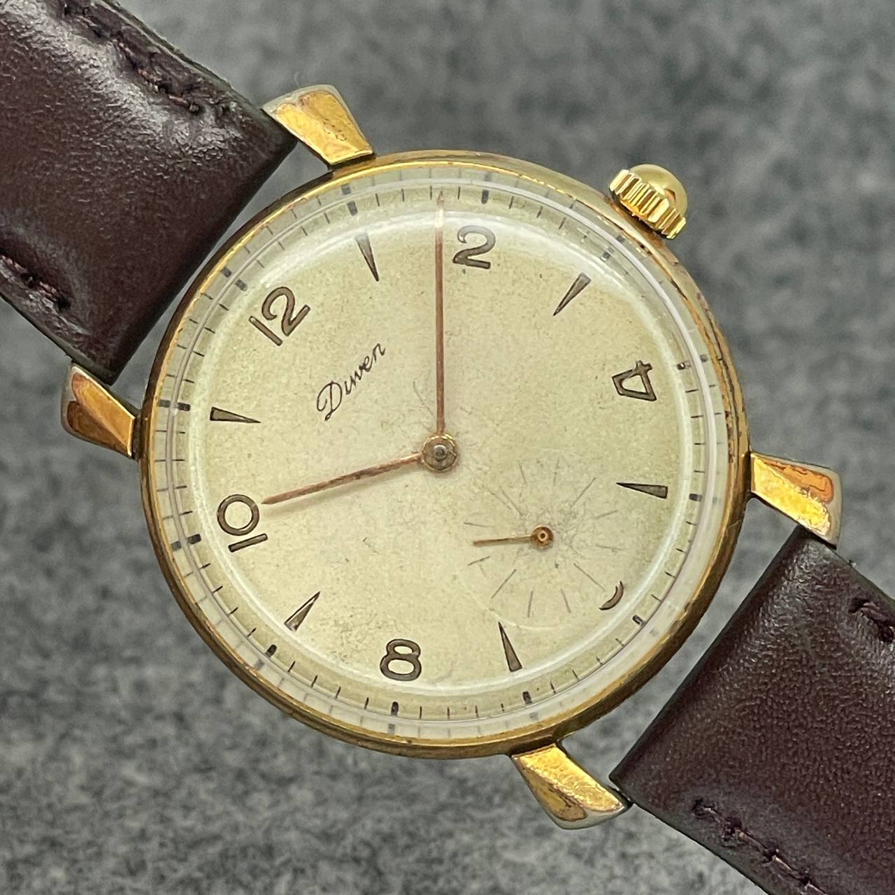 VINTAGE DIWEN CUERDA MANUAL Ca 1950 ENCHAPADO EN ORO 35MM
