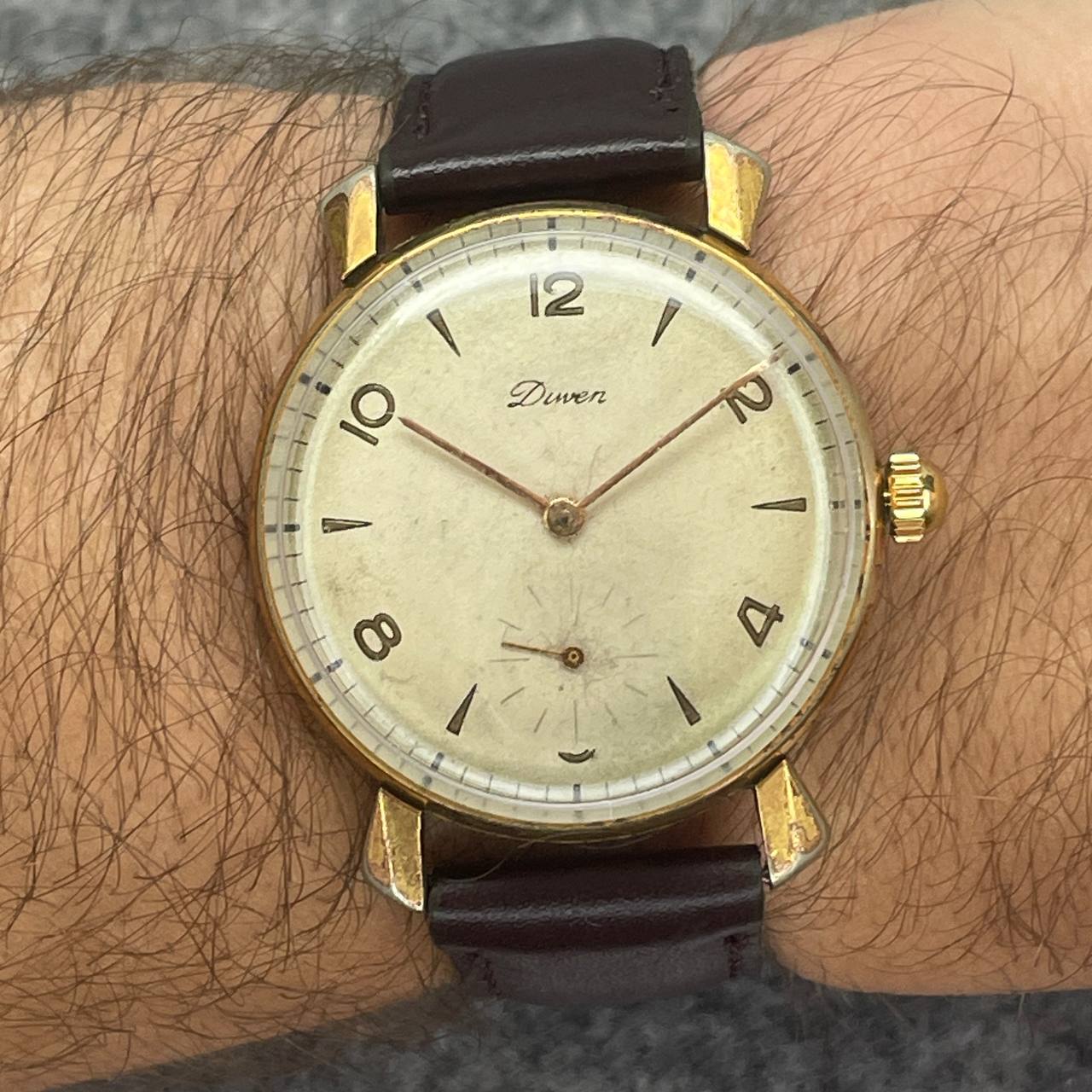 VINTAGE DIWEN CUERDA MANUAL Ca 1950 ENCHAPADO EN ORO 35MM