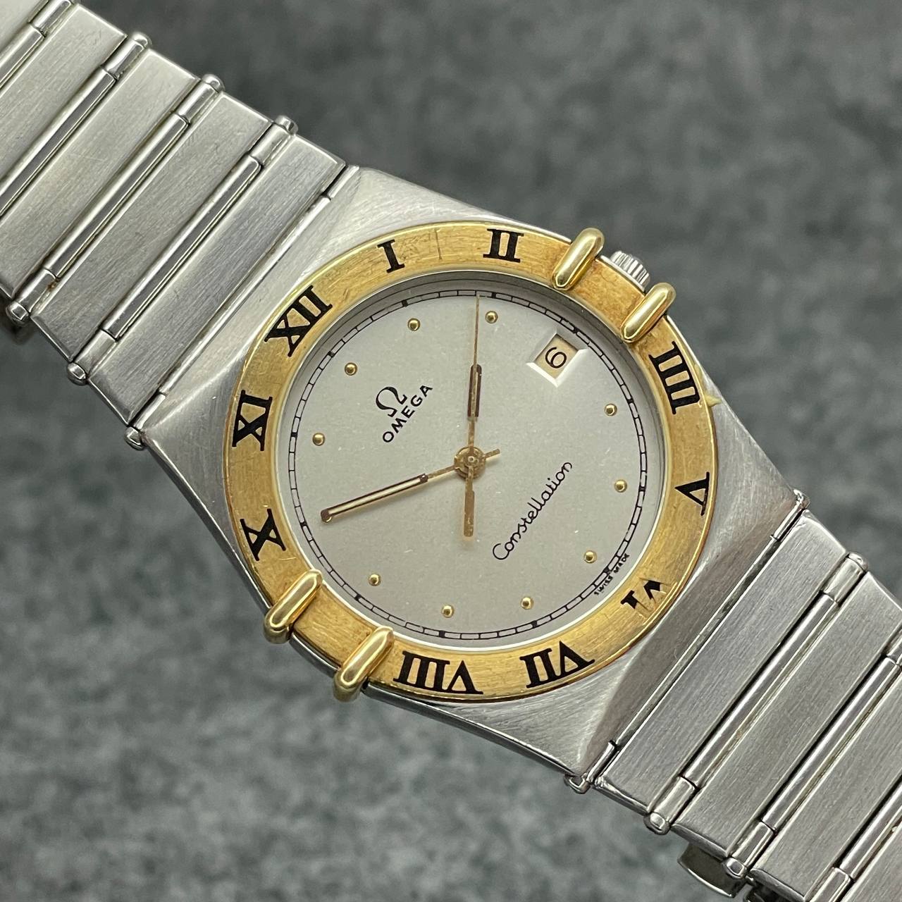 OMEGA CONSTELLATION MANHATTAN BISEL DE ORO 32,5MM QUARTZ
