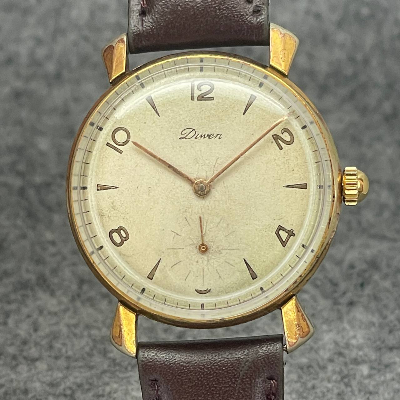 VINTAGE DIWEN CUERDA MANUAL Ca 1950 ENCHAPADO EN ORO 35MM