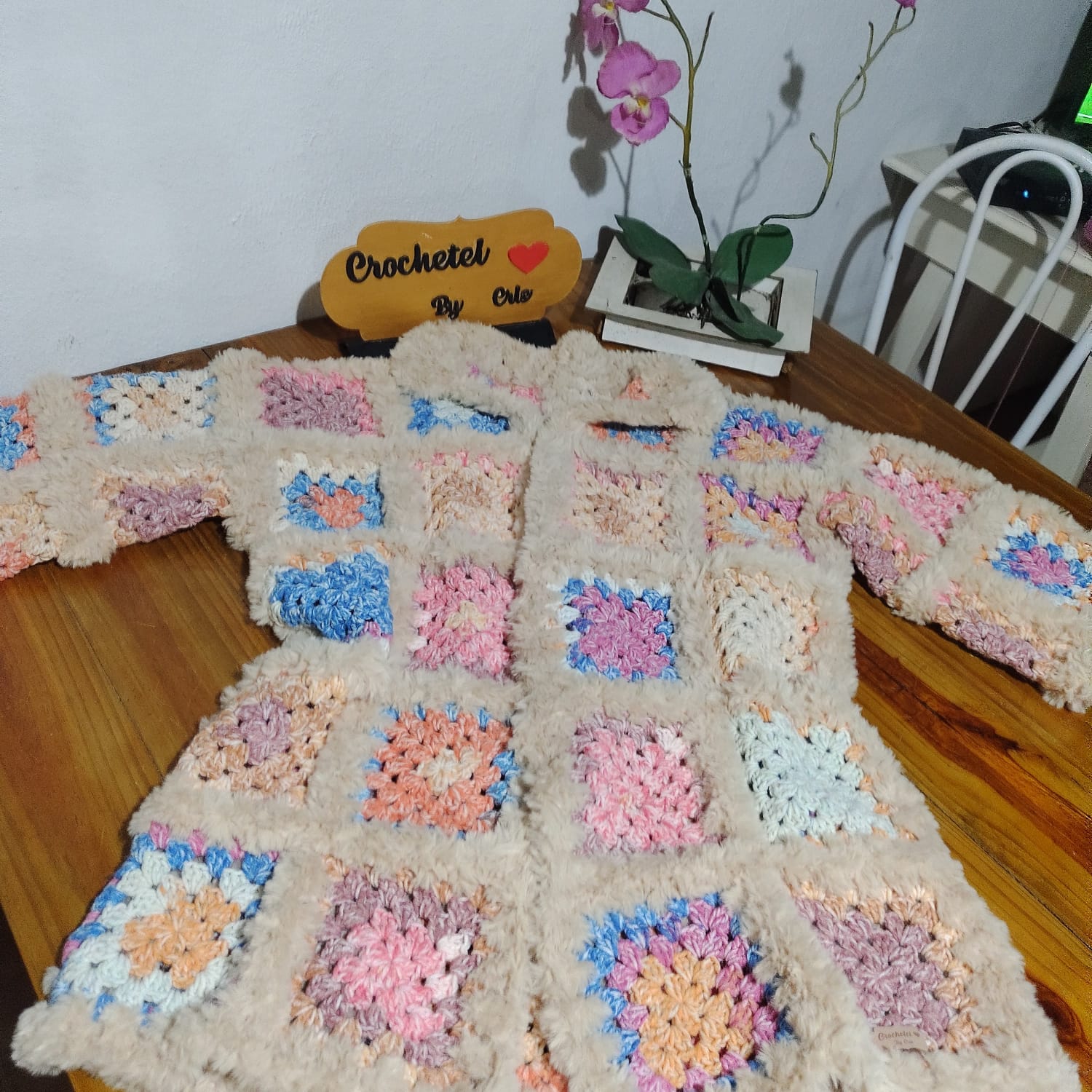 Casaco de crochê colorido