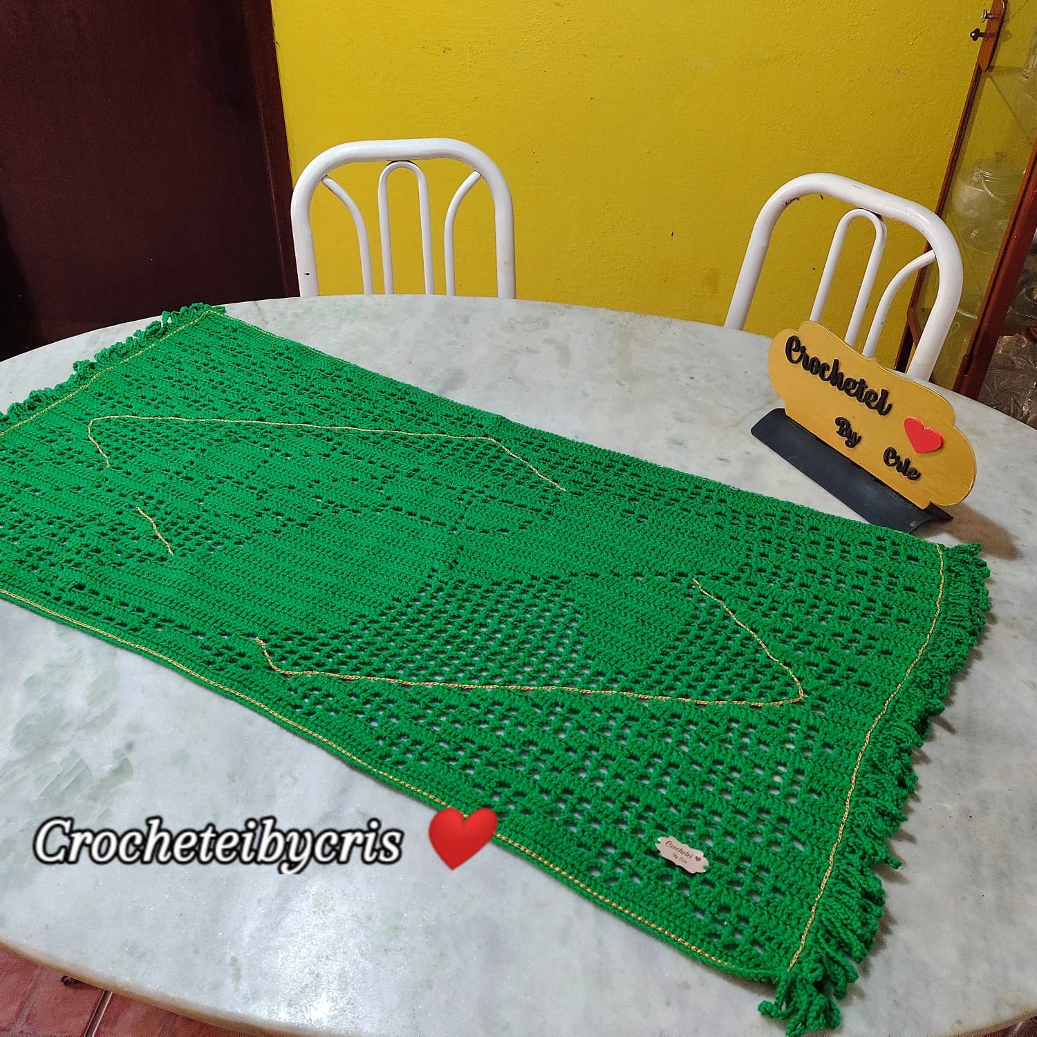 Caminho de mesa de crochê azul