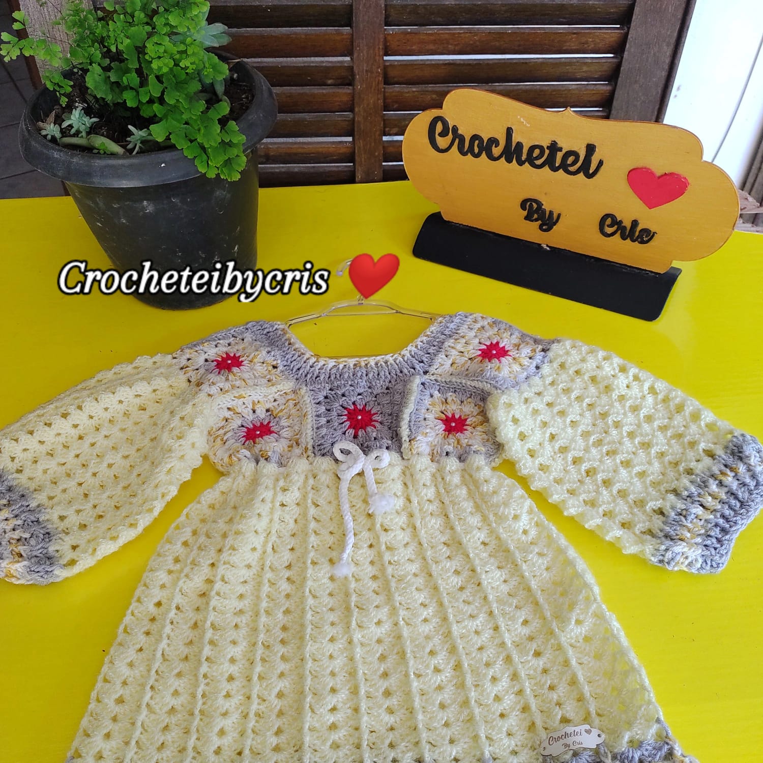 Vestido de crochê infantil amarelho