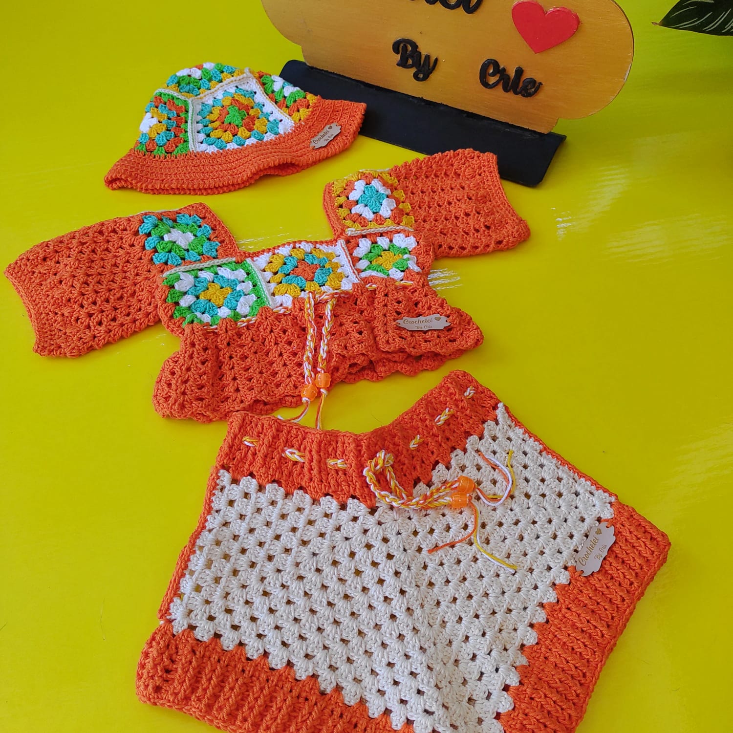 Conjunto infantil de crochê laranja