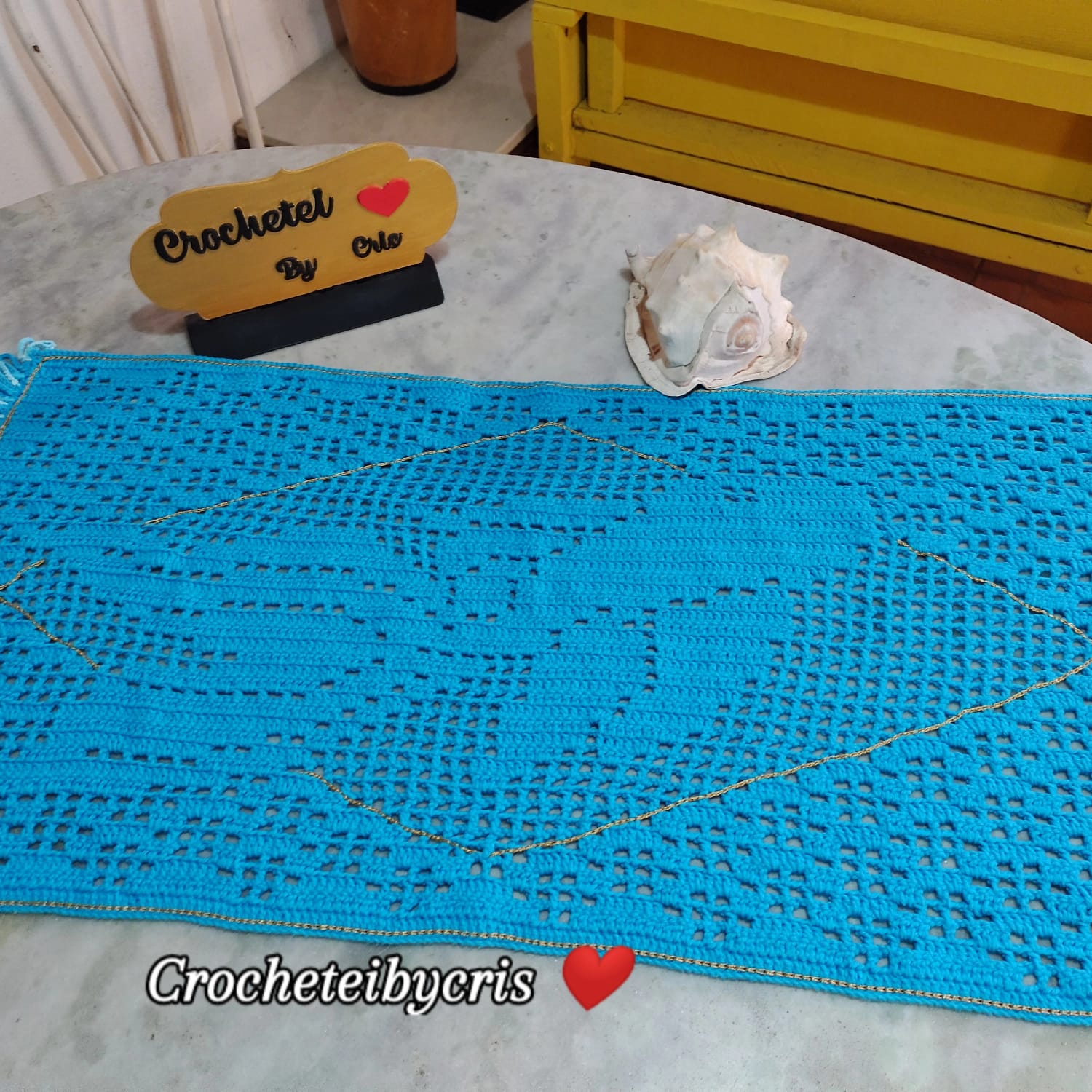 Caminho de mesa de crochê azul