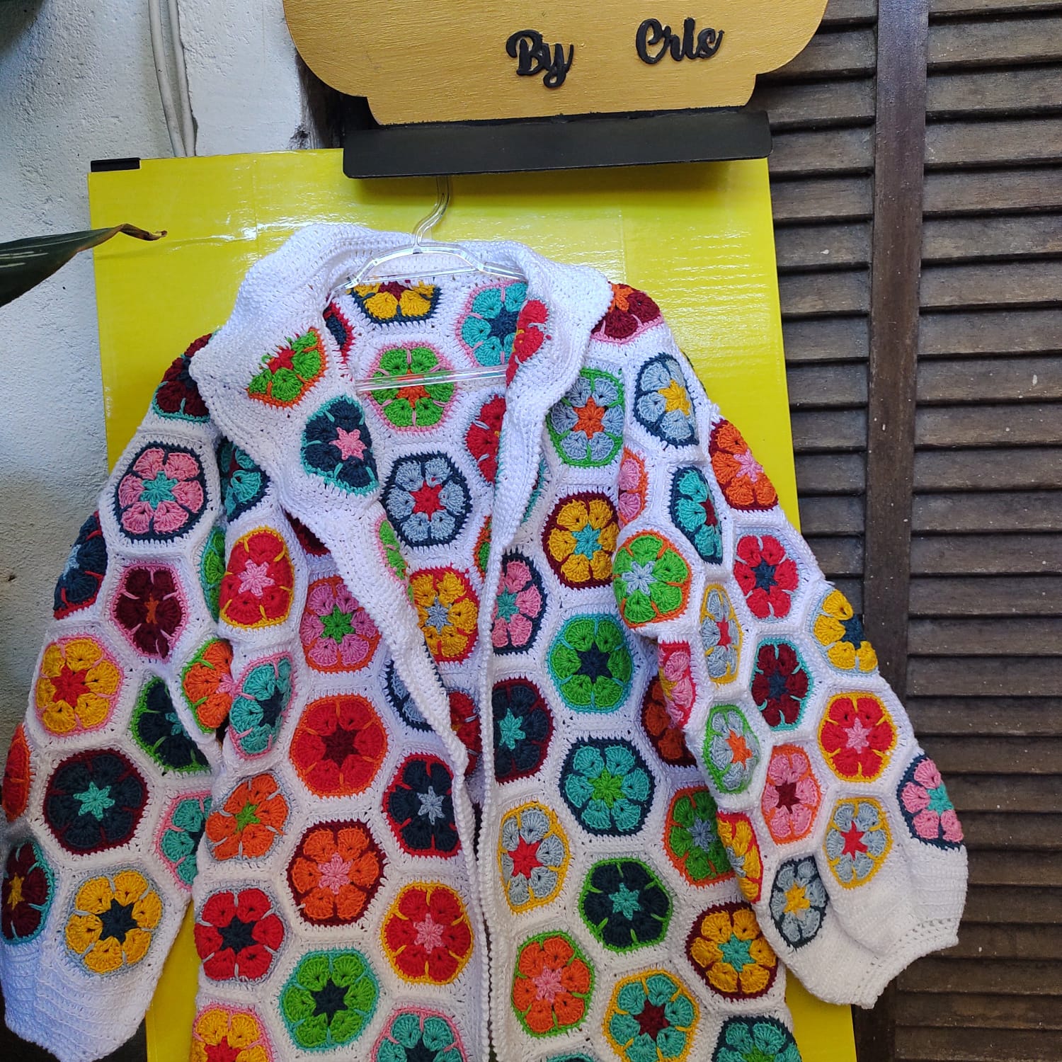 Casaco branco com hexágonos coloridos