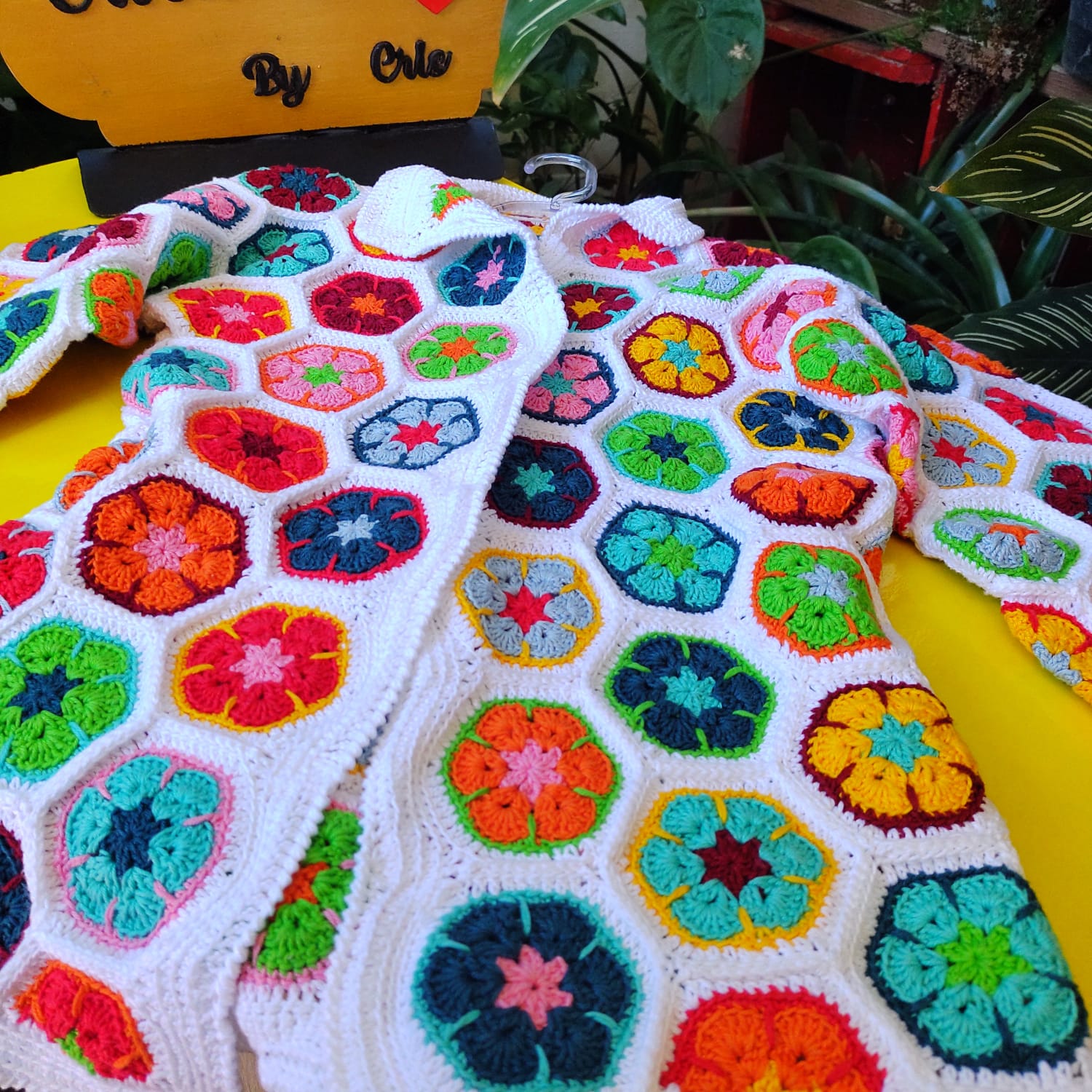 Casaco branco com hexágonos coloridos