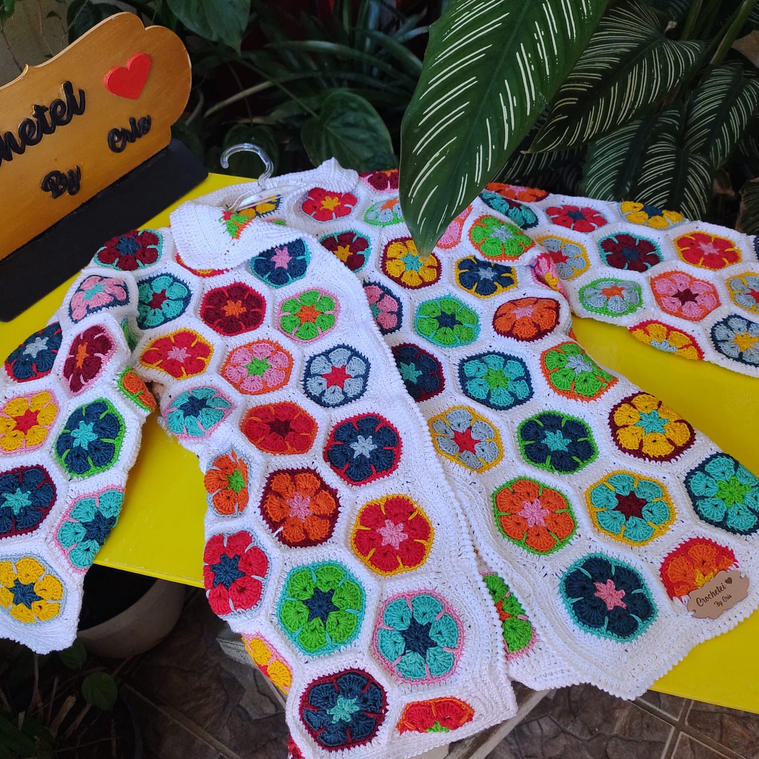 Casaco branco com hexágonos coloridos