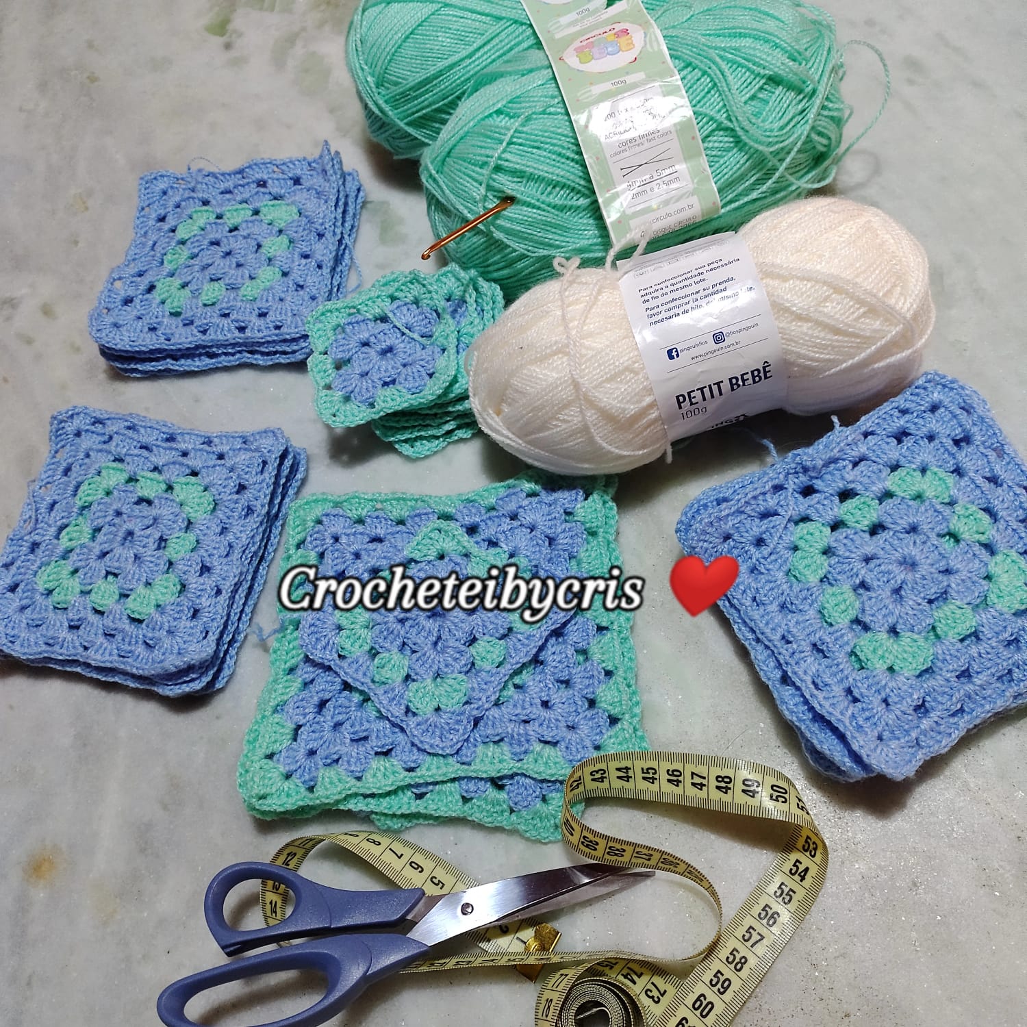 Caminho de mesa de crochê azul