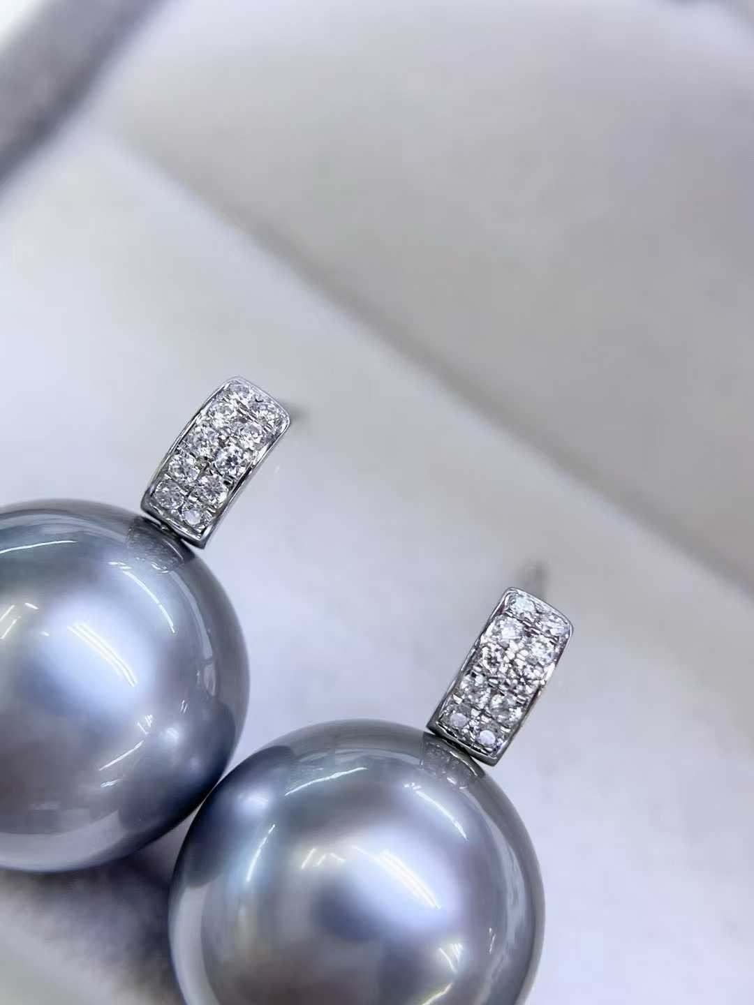 Timeless Elegance Platinum Grey Tahiti Pearl Earrings