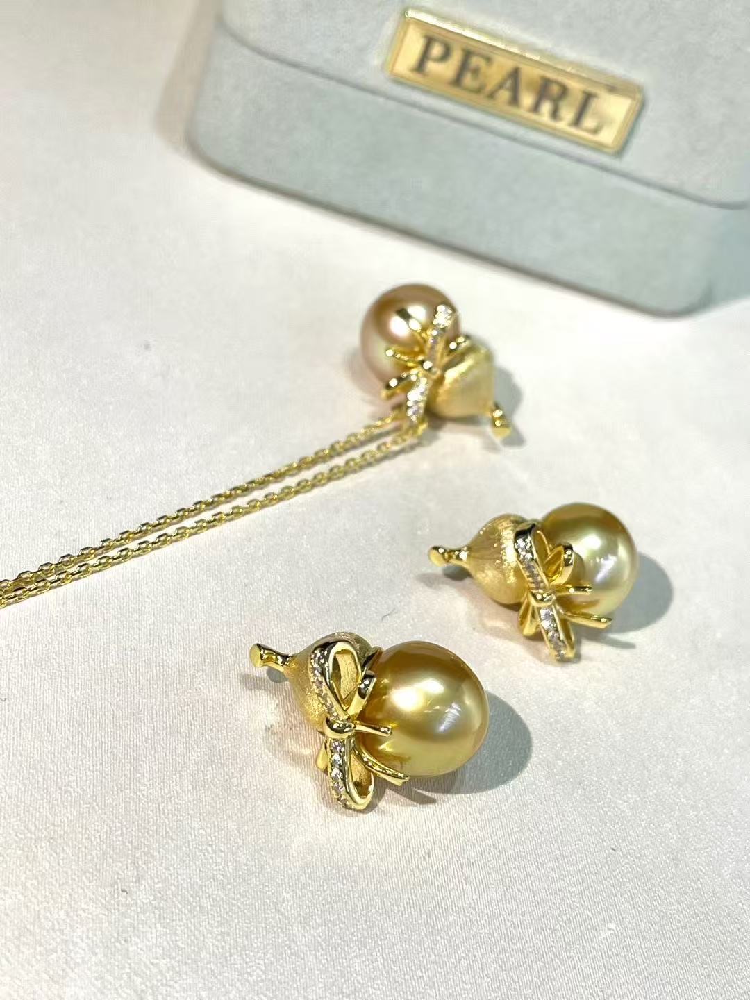Gold Pearl Calabash Necklace