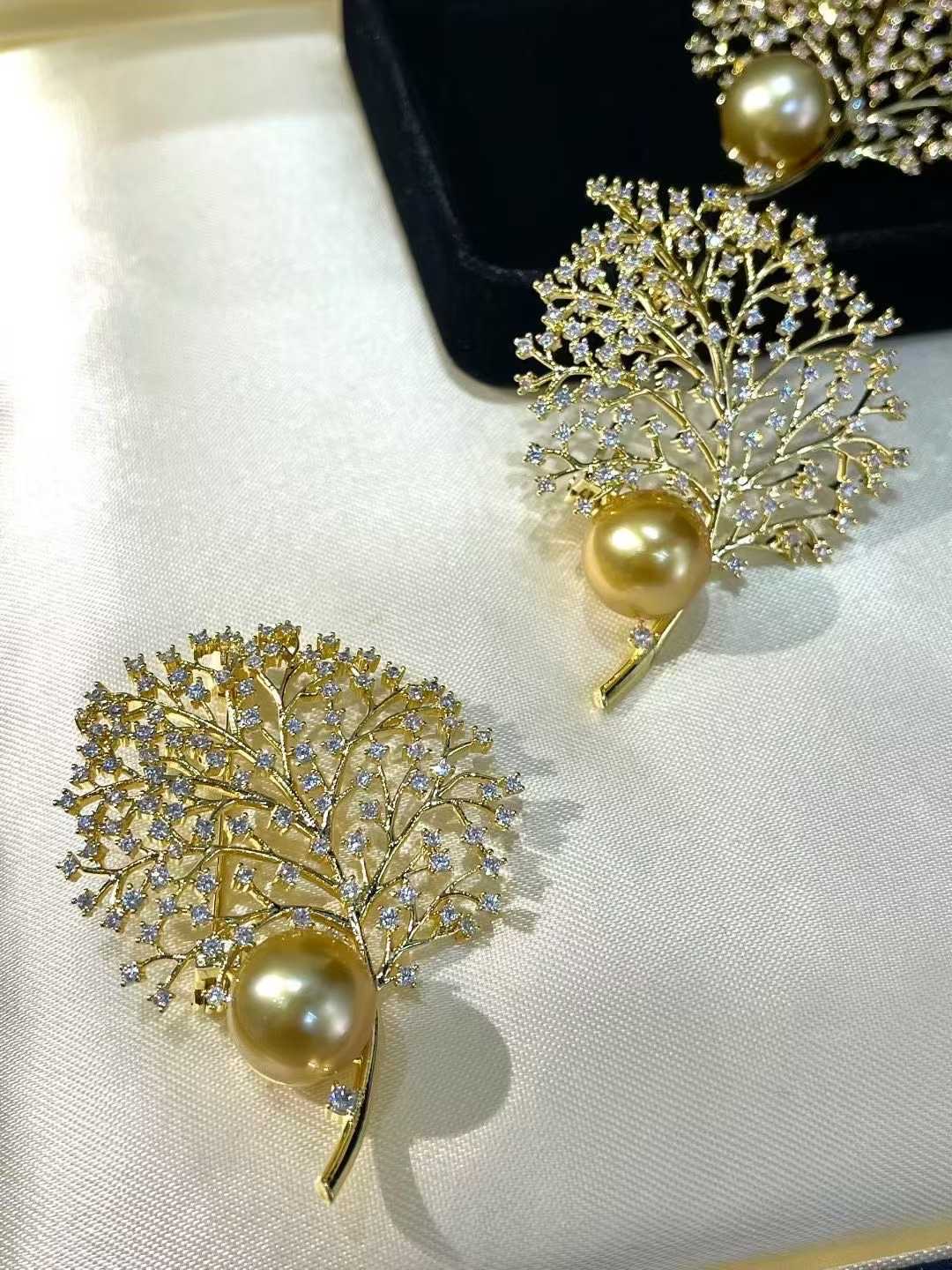 Gold Tree Pearl Brooch