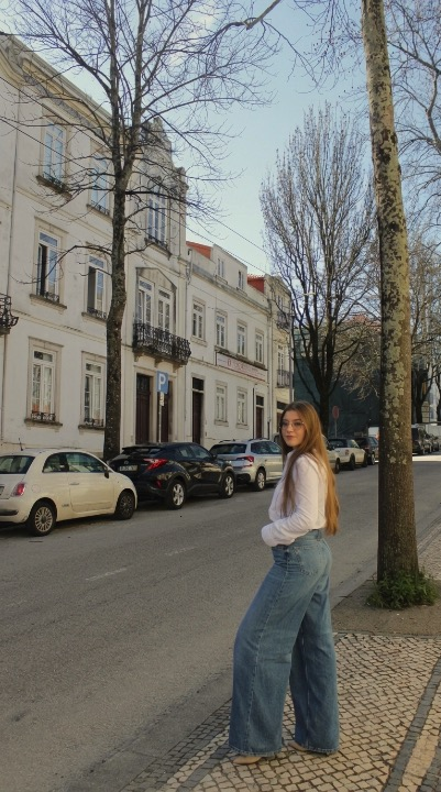 Wide-leg jeans in premium denim: the foundation of your closet.