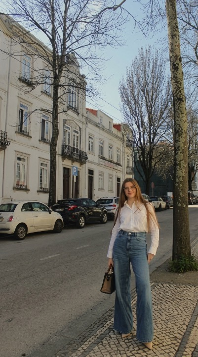 Wide-leg jeans in premium denim: the foundation of your closet.