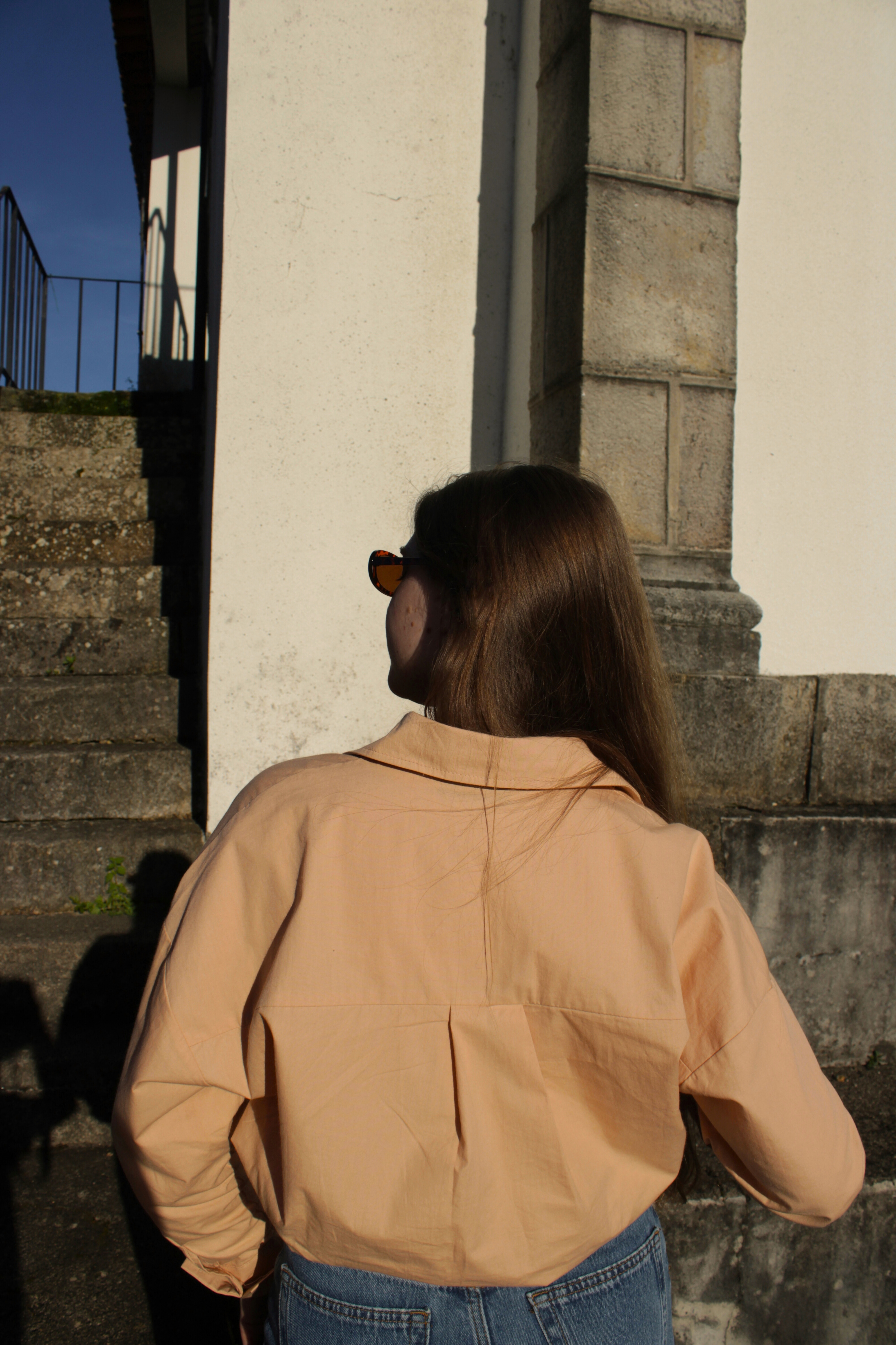 Oversized Peach Shirt: The Sophistication of Form and Movement