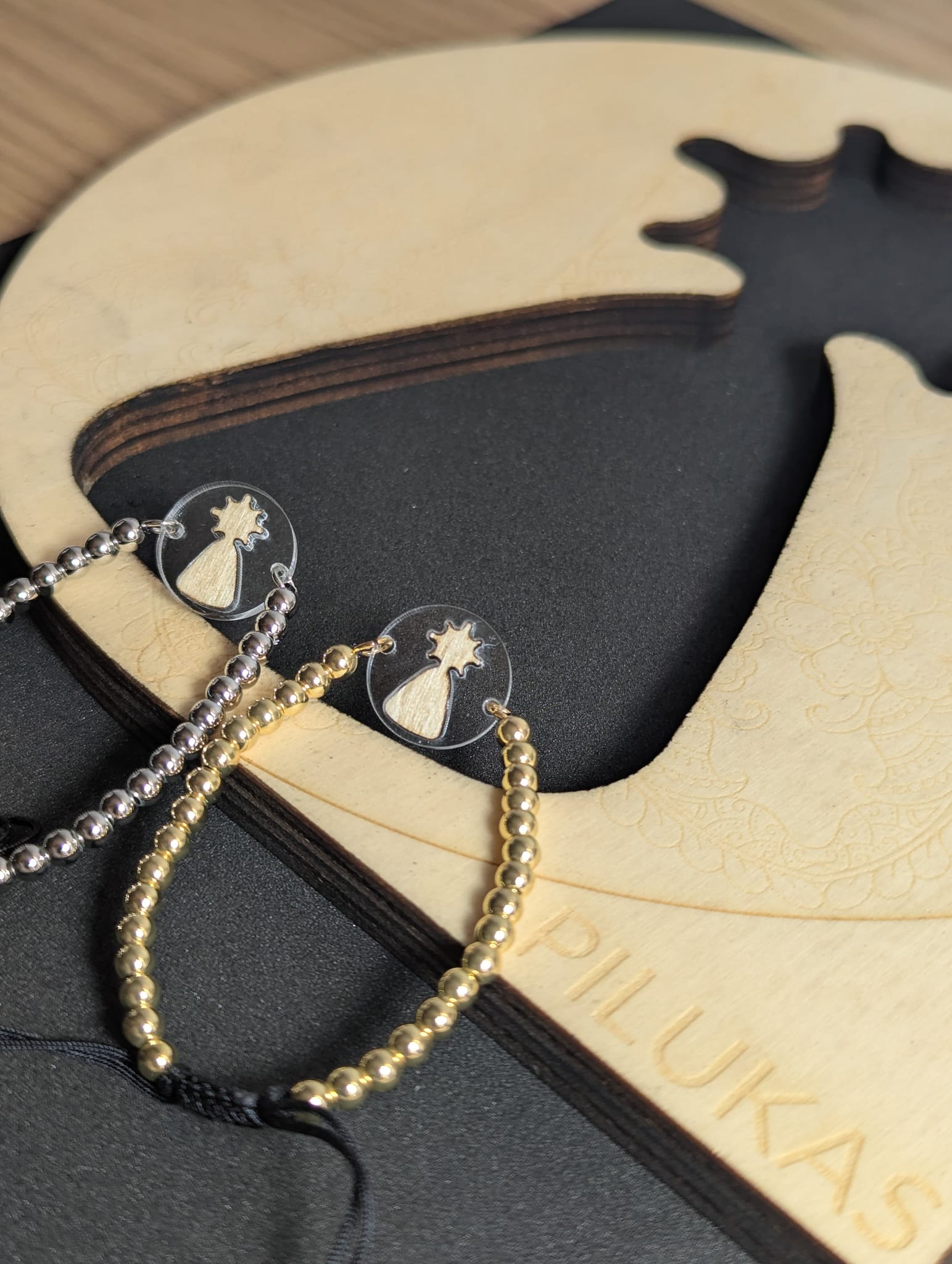 Pulseras con medalla de madera