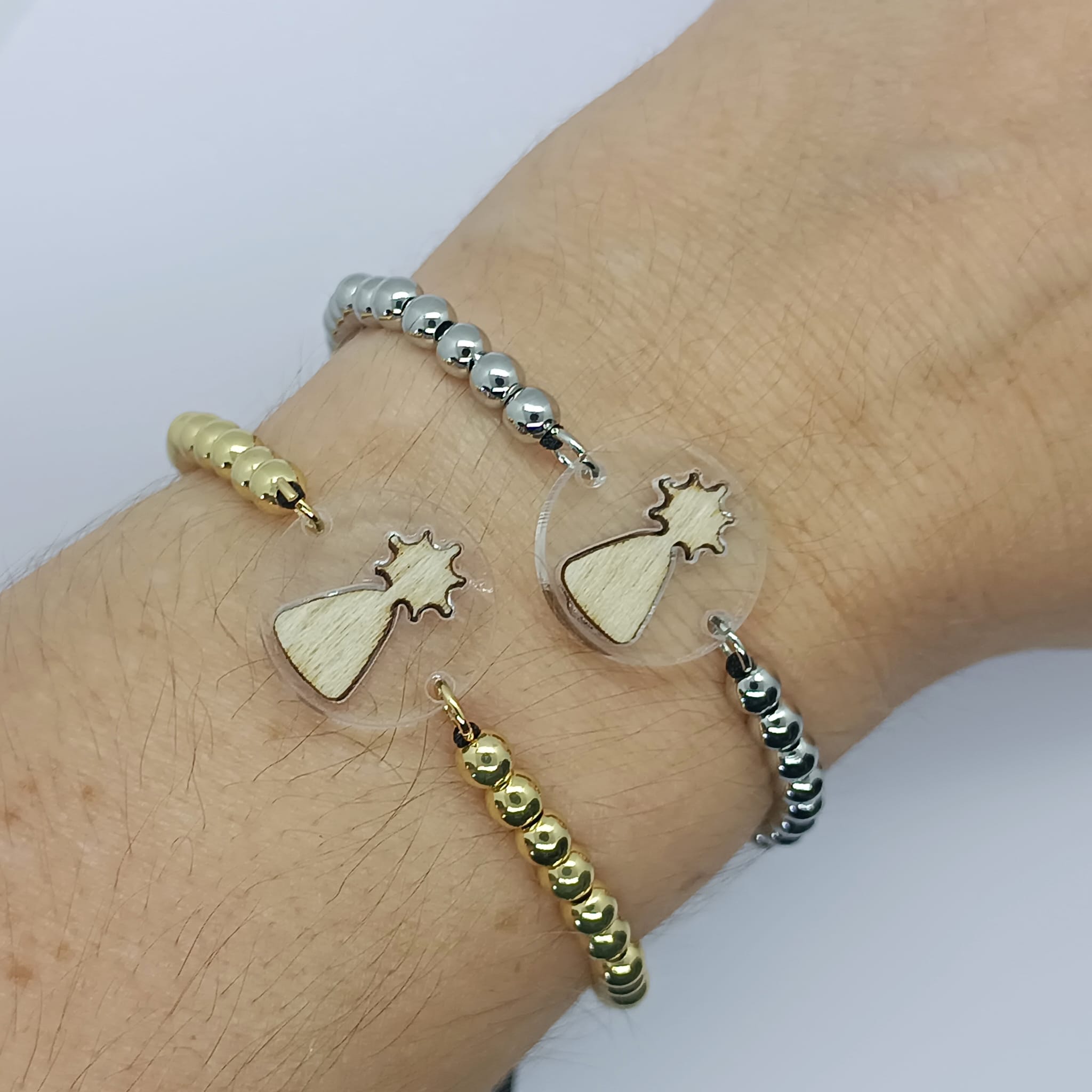 Pulseras con medalla de madera