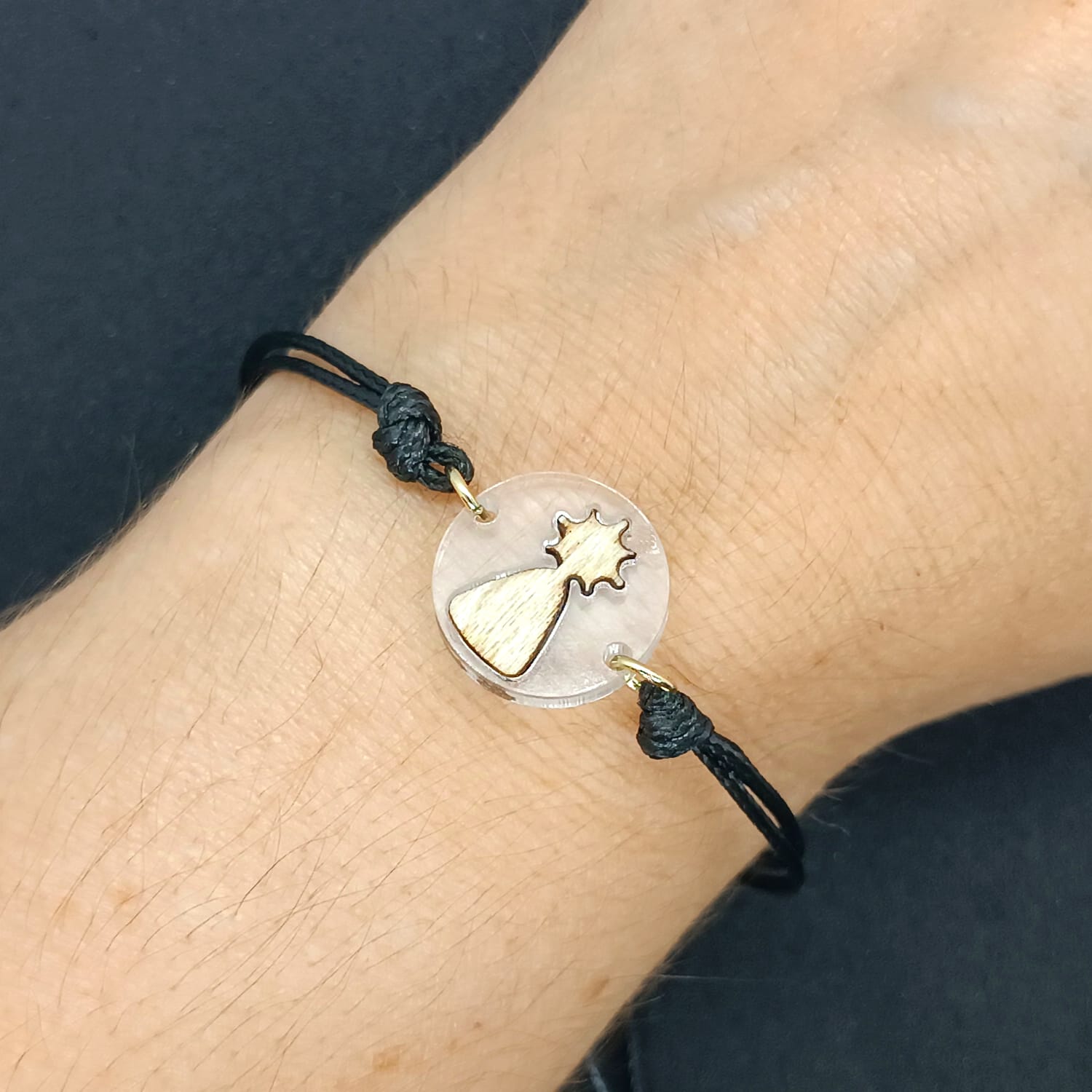Pulsera con medalla de madera