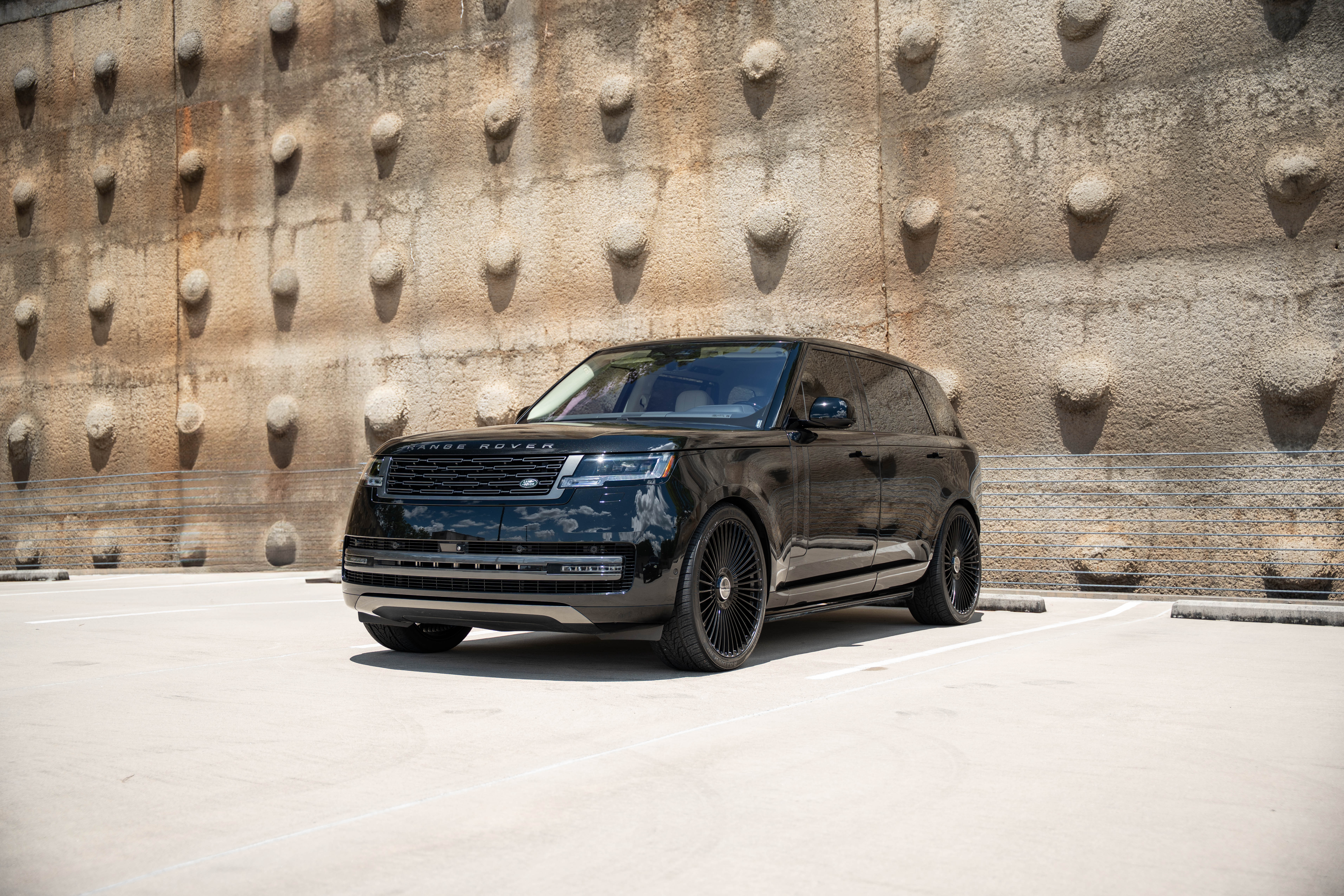 Range Rover - Santorini Black Metallic on Perlino & Ebony