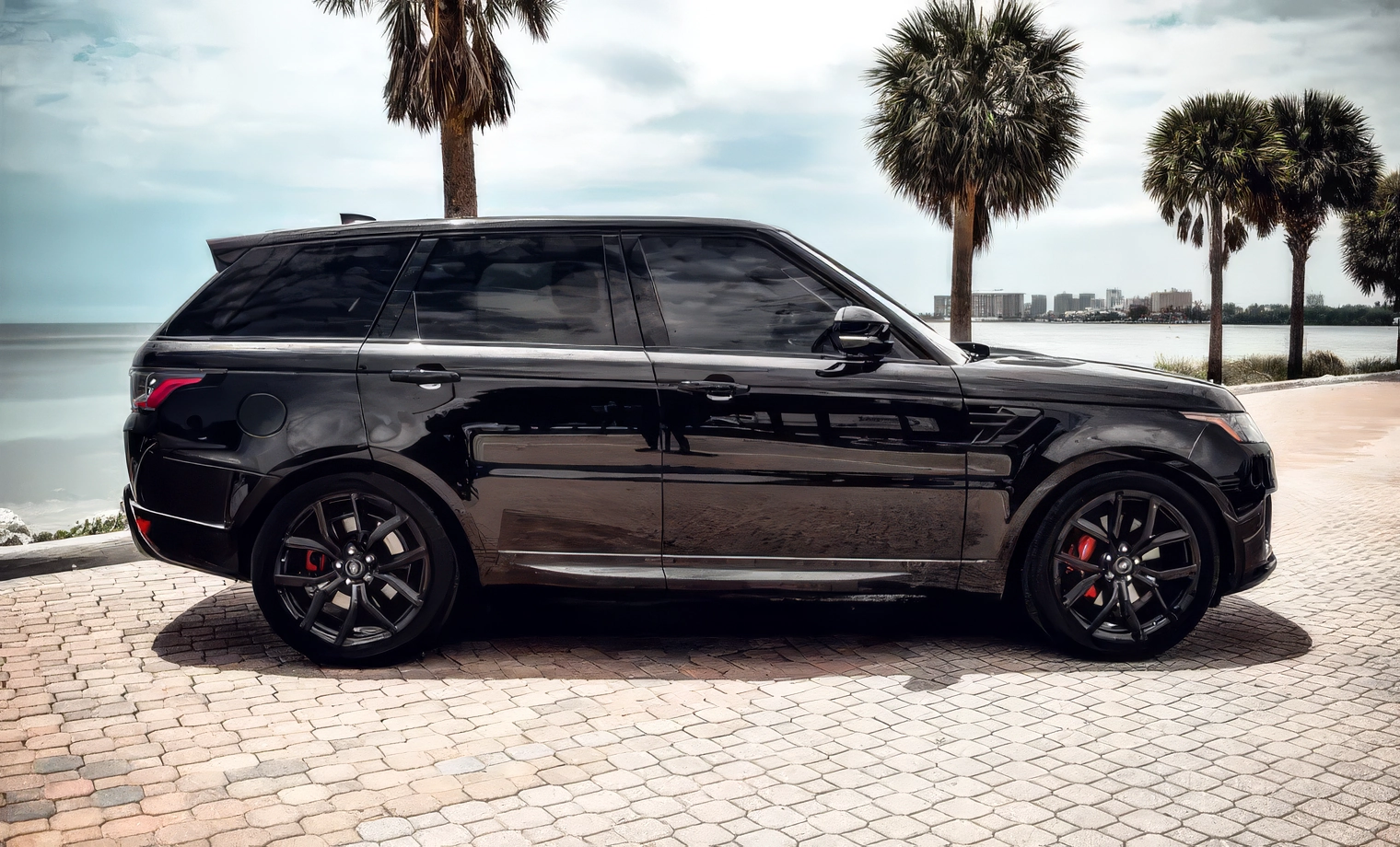 Range Rover Sport – Santorini Black Metallic on Ebony