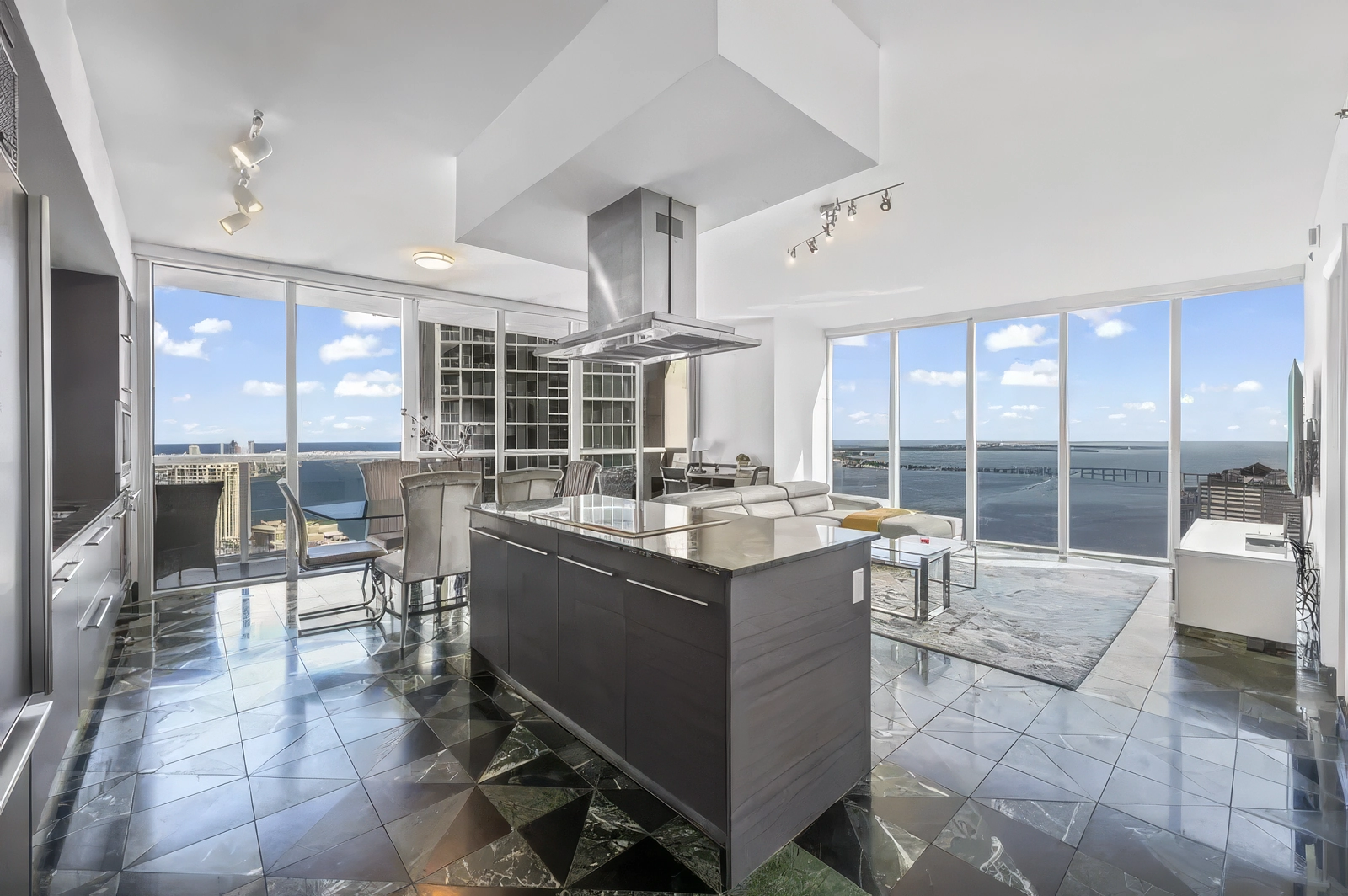 Icon Brickell Presidential Suite Ocean/Pool View - $700