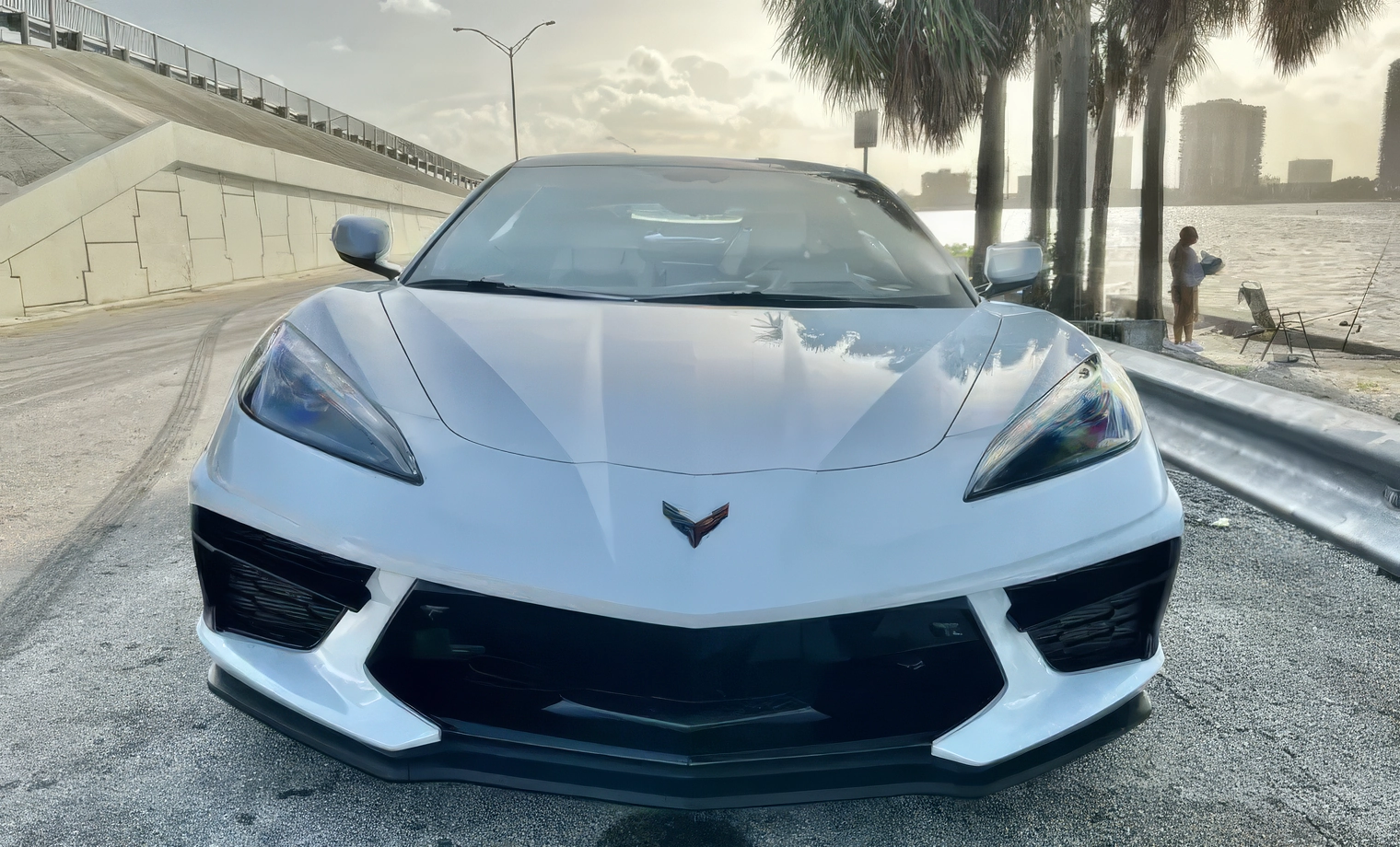Chevrolet Corvette C8 – Arctic White on Tan