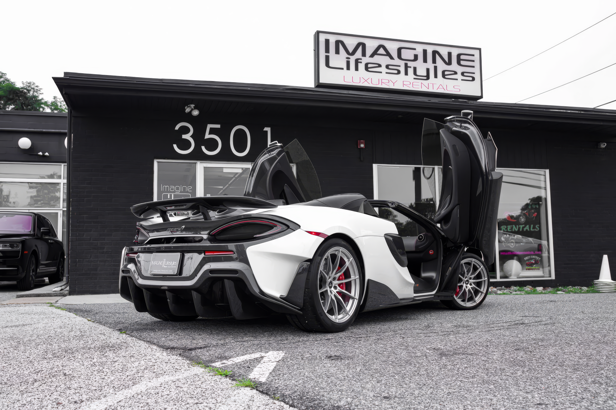 McLaren 600LT Spider — Silica White on Carbon Black