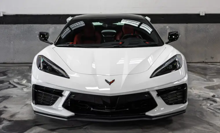 Chevrolet Corvette C8 Stingray – White on Red