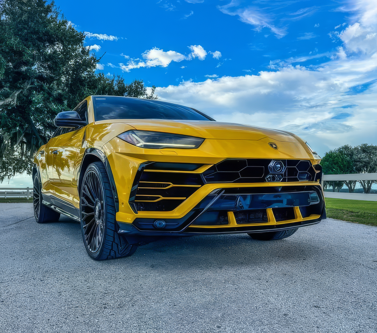 Lamborghini Urus - Giallo Inti Pearl on Nero (Pearl Yellow on Black)