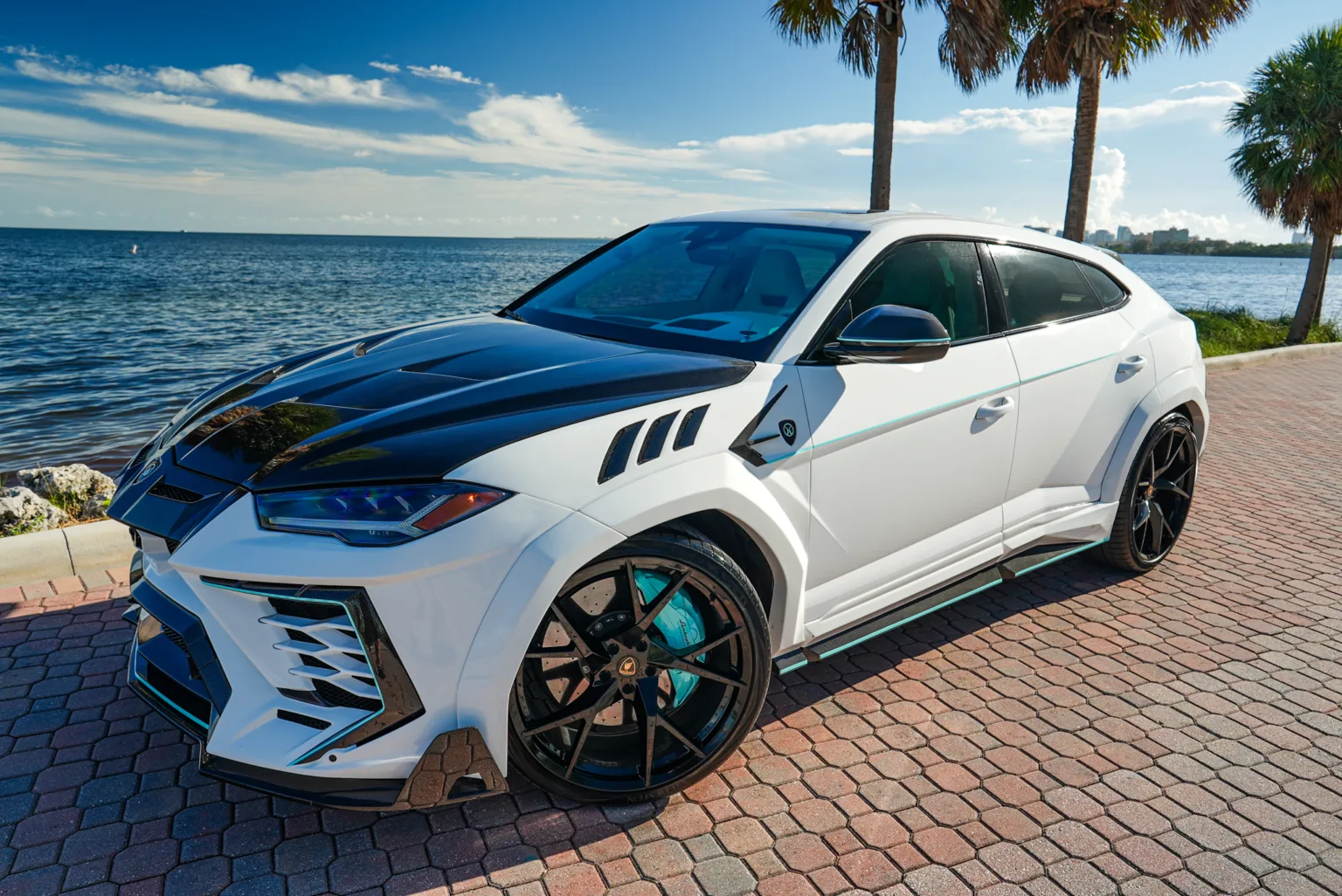 Mansory Lamborghini Urus – White & Black on Tiffany Blue