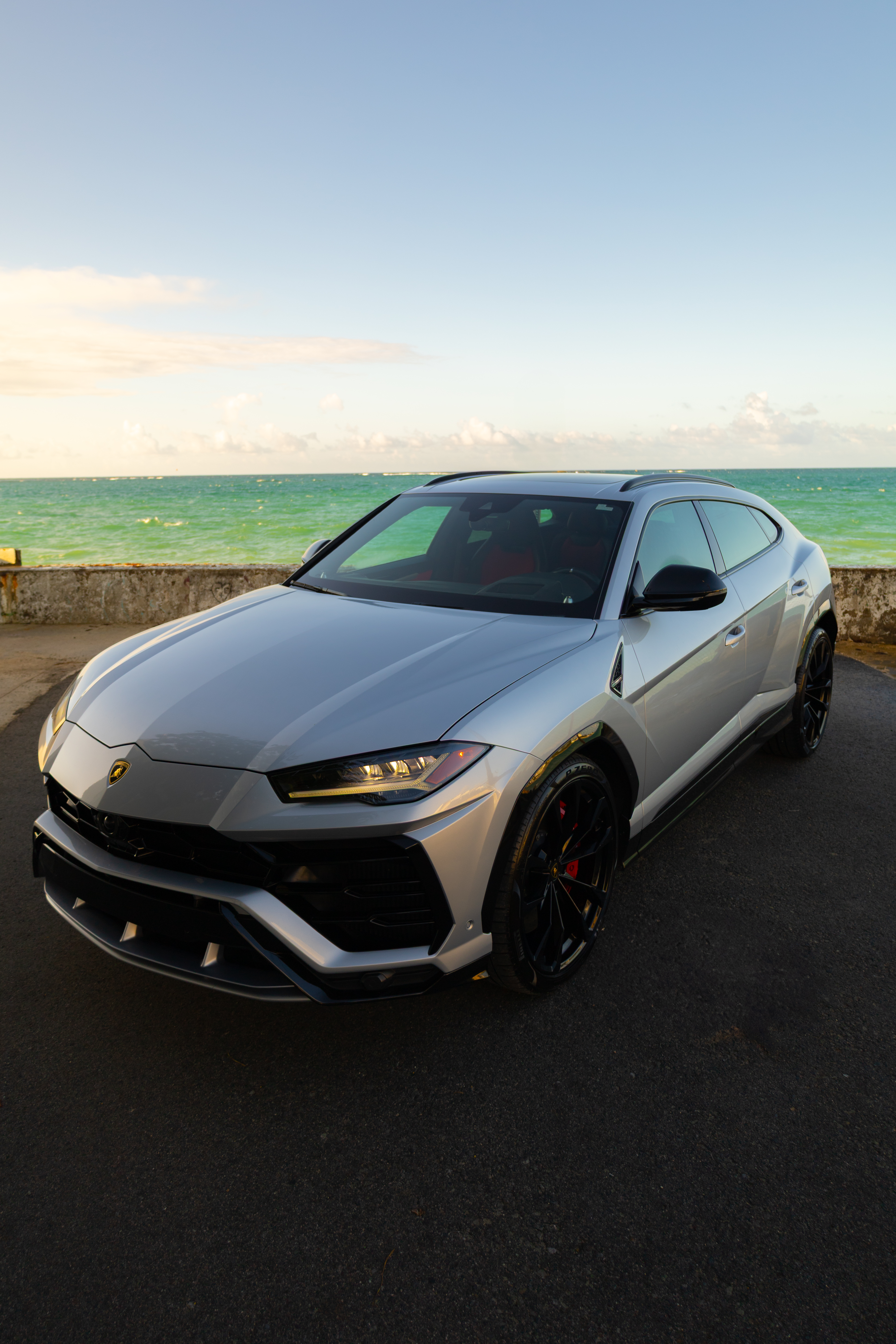 Lamborghini Urus – Grigio Lynx on Rosso Alala & Nero Ade (Silver Metallic on Red & Black)