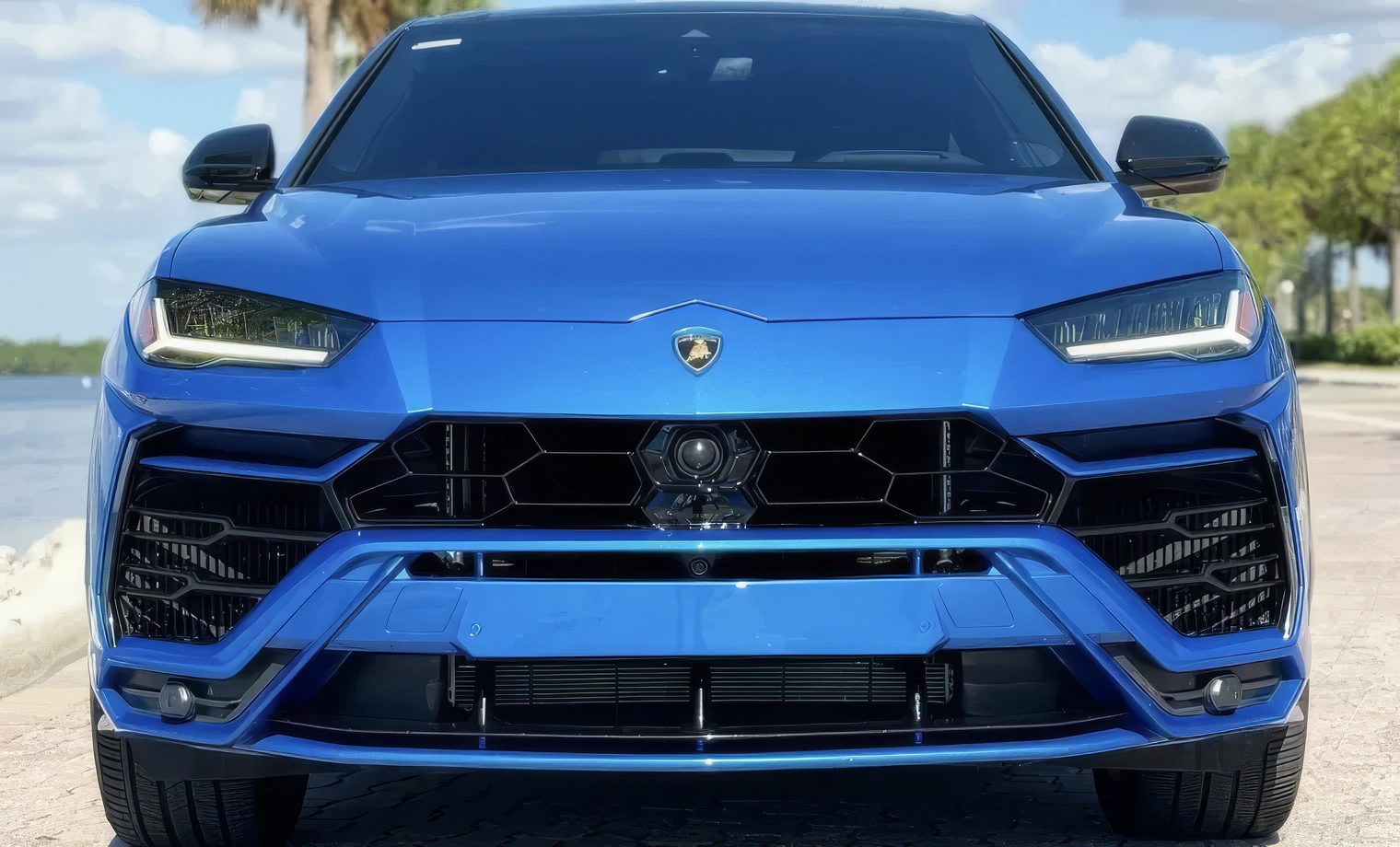 Lamborghini Urus – Blu Cepheus on Blu Nethuns & Nero Ade (Metallic Blue on Blue & Black)