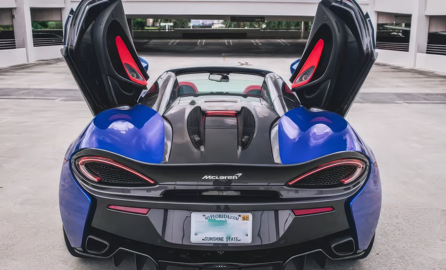 McLaren 570S Spyder – Cerulean Blue on Carmine Red