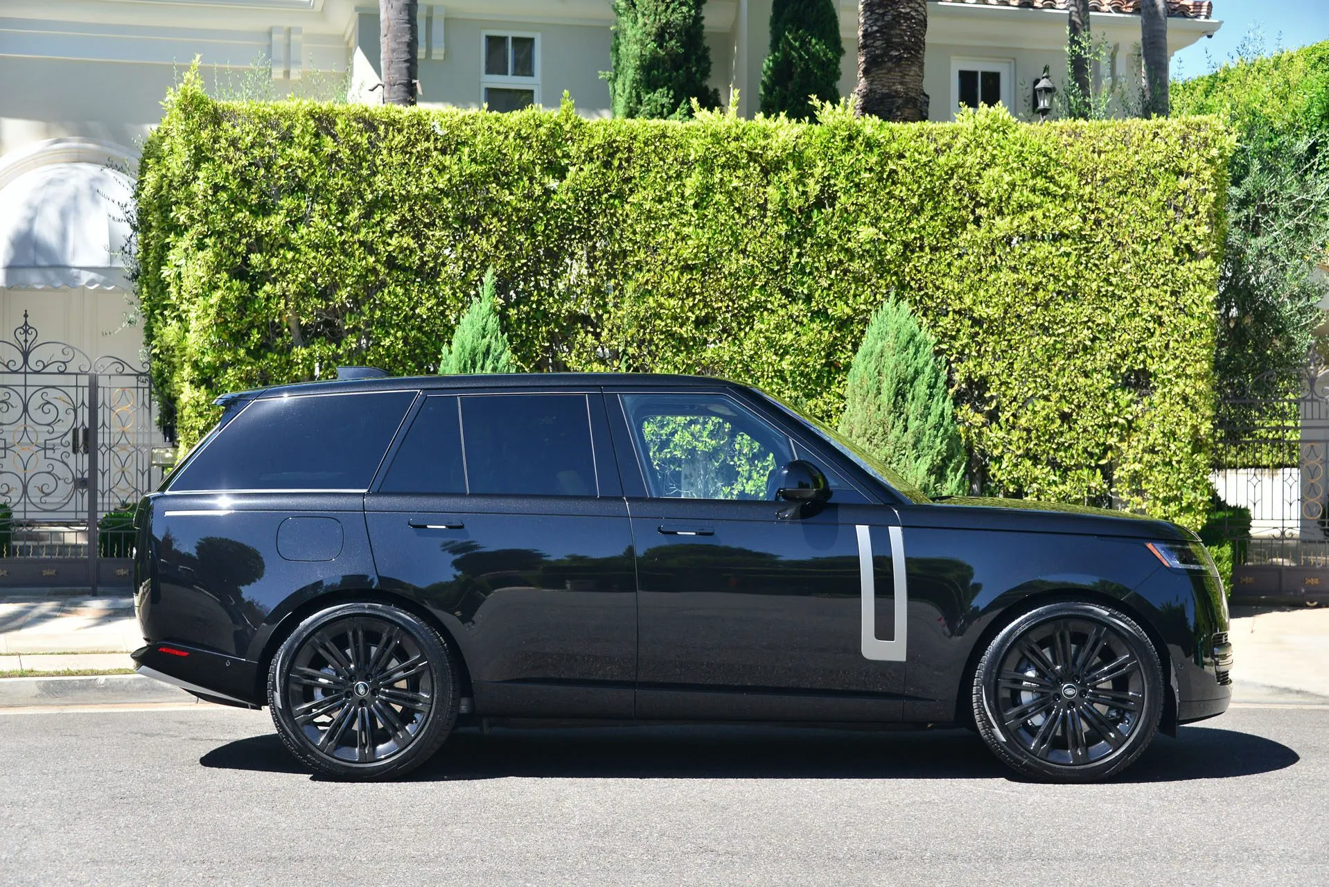 Range Rover SE V8 - Santorini Black Metallic on Caraway & Ebony Two Tone