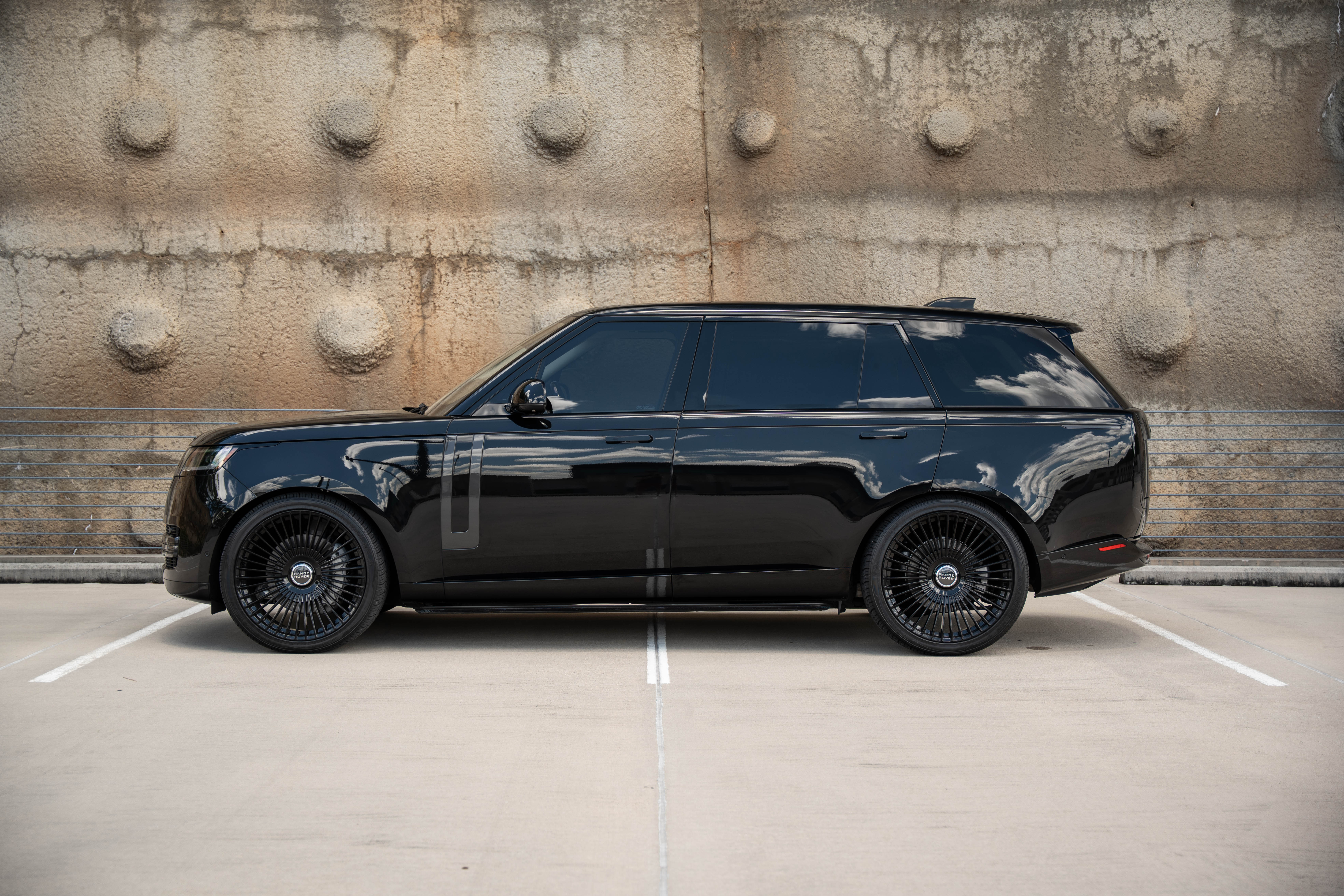 Range Rover - Santorini Black Metallic on Perlino & Ebony