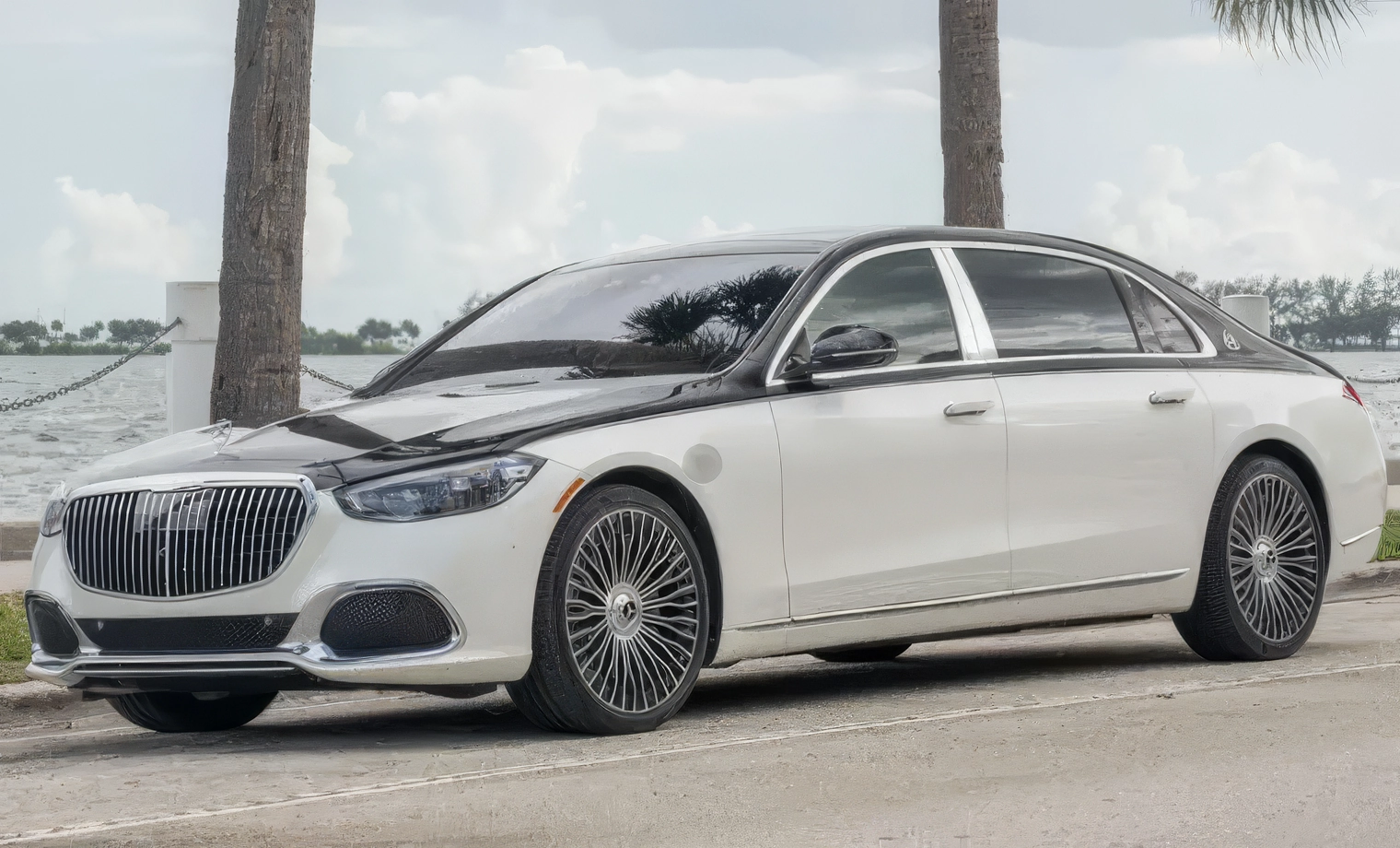 Maybach S580 – Obsidian Black Metallic & Diamond White on Porcelain