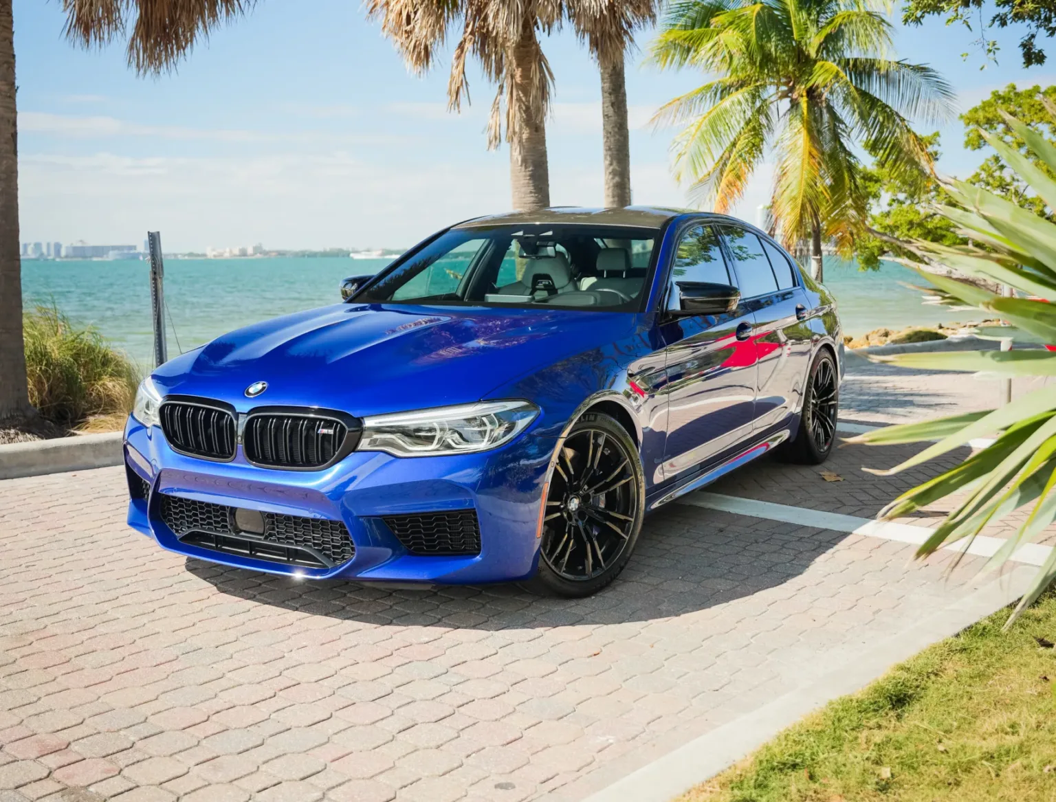 BMW M5 – Blue on White