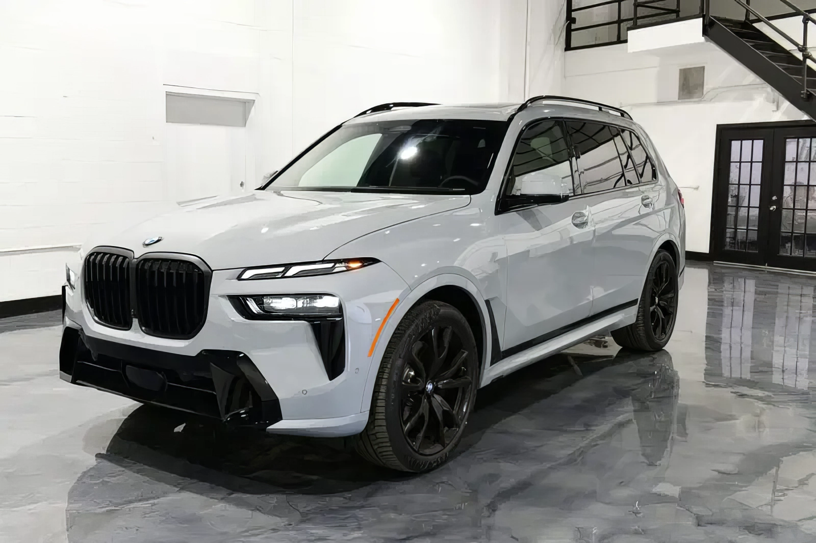BMW X7 M60i – Alpine White on Black