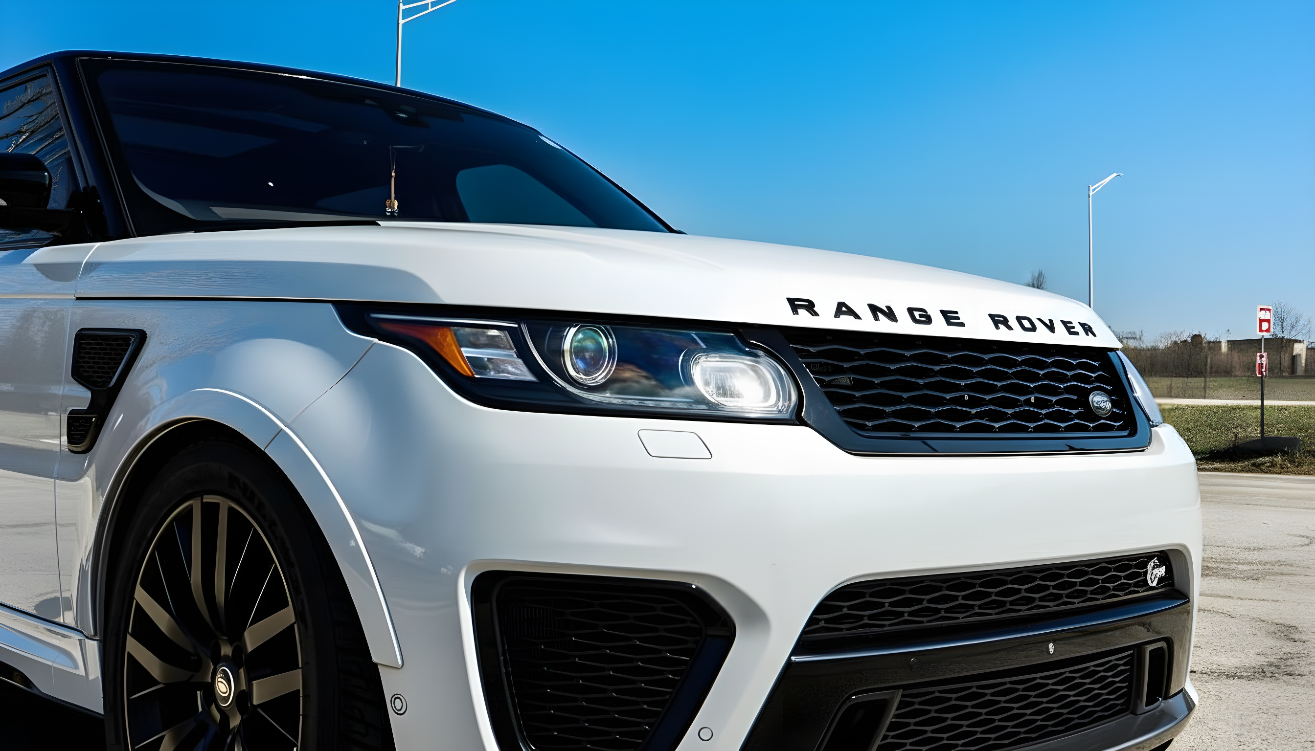 Range Rover SVR - Fuji White
