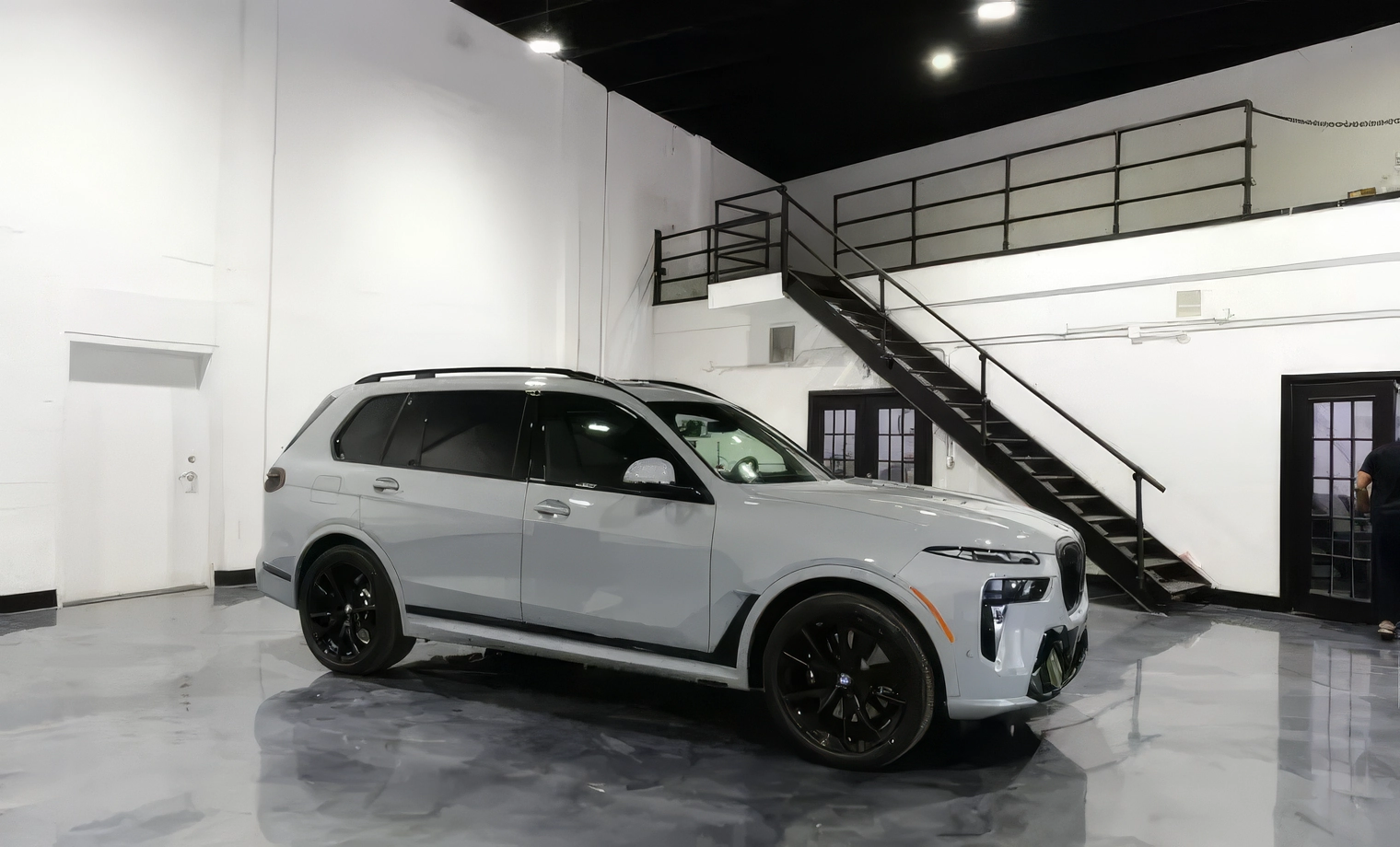 BMW X7 M60i – Alpine White on Black