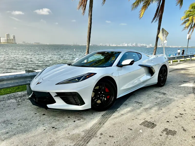 Chevrolet Corvette C8 – Genesis White on Tan