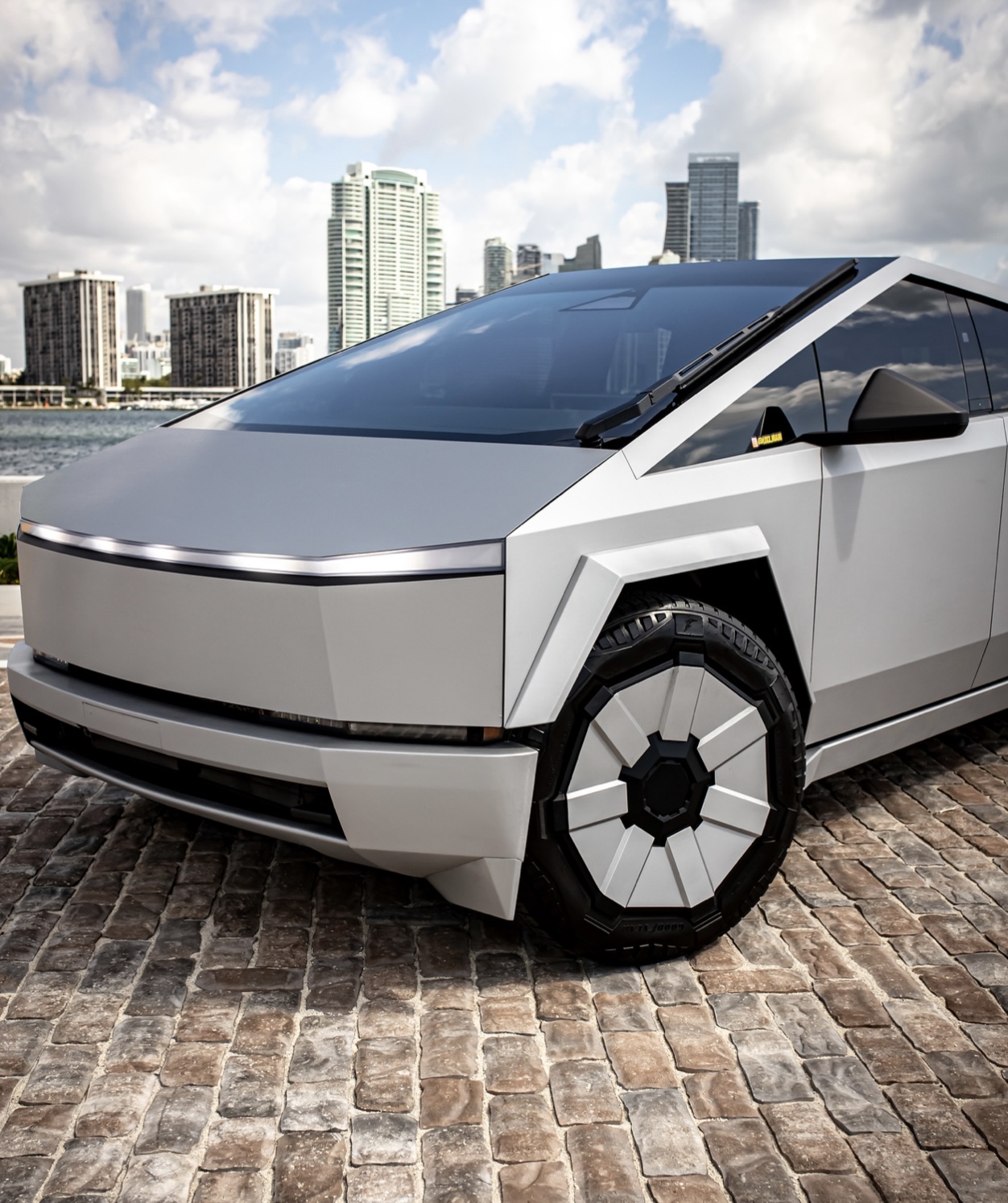Tesla Cybertruck – Silver on Black