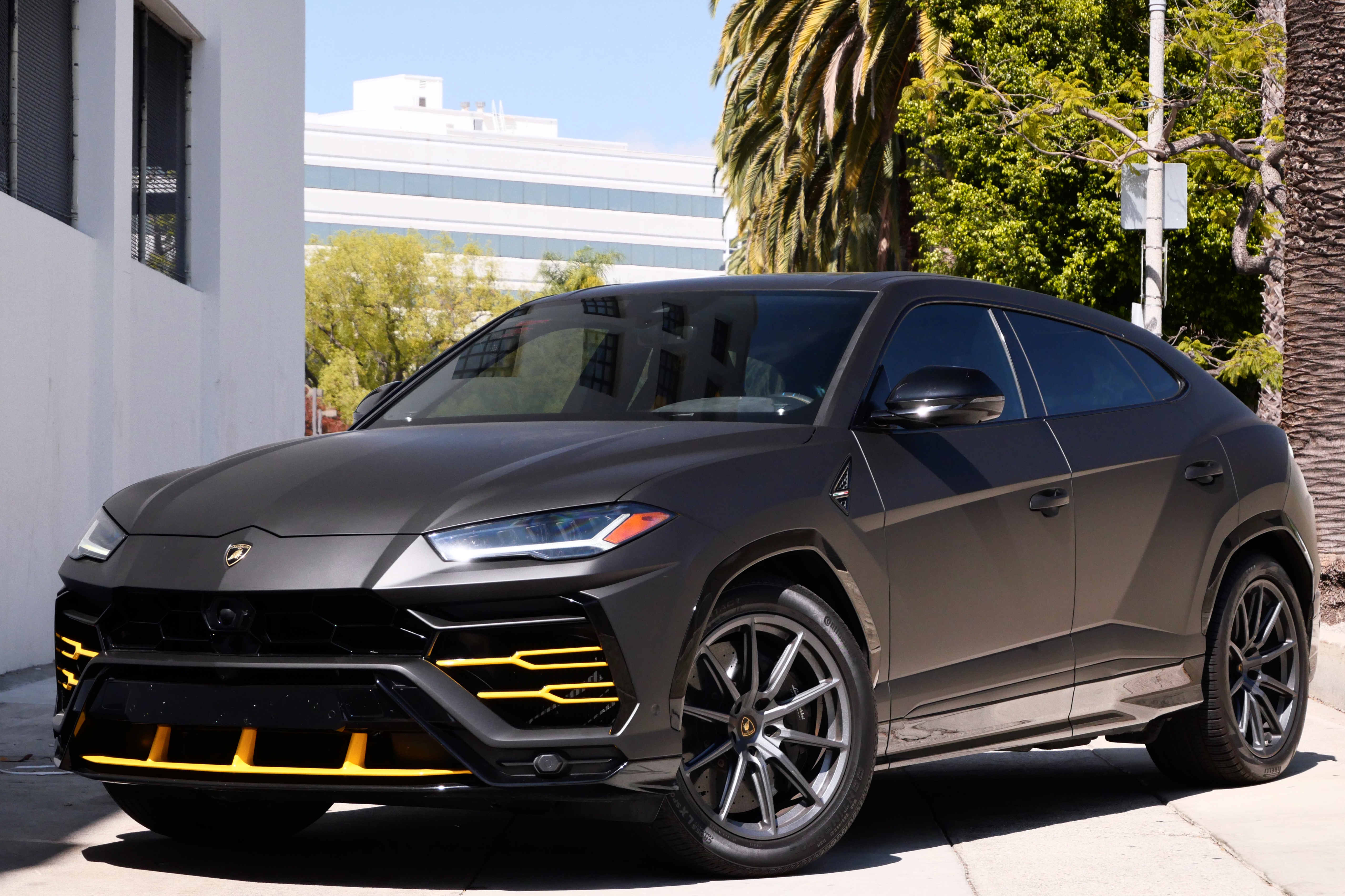 Lamborghini Urus – Matte Black on Yellow