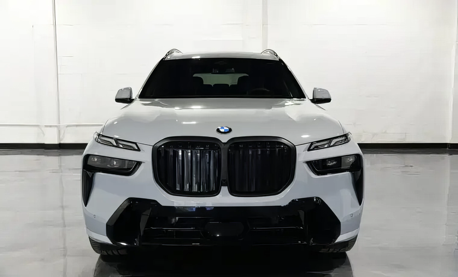 BMW X7 M60i – Alpine White on Black