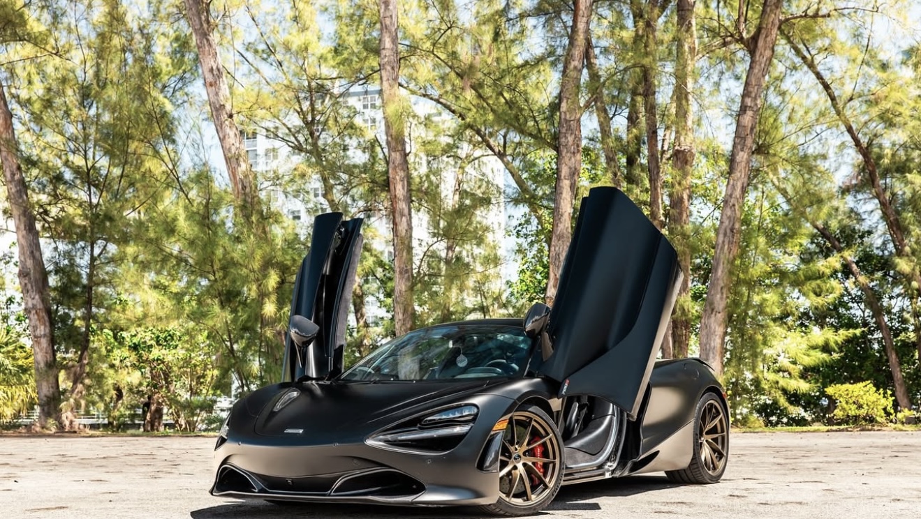 McLaren 720S - Black on Black