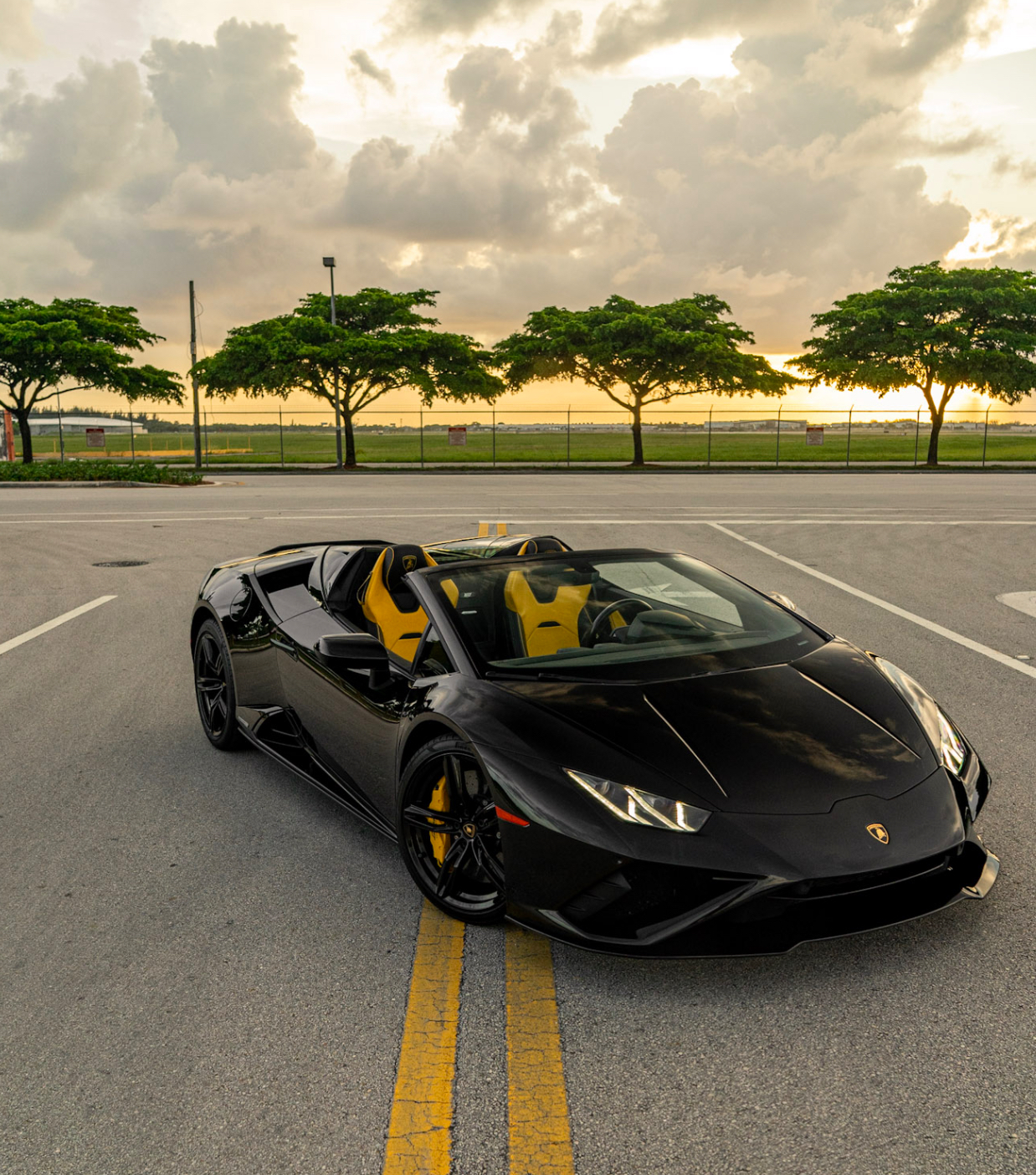 Lamborghini Huracán Spyder - Black on Black & Yellow