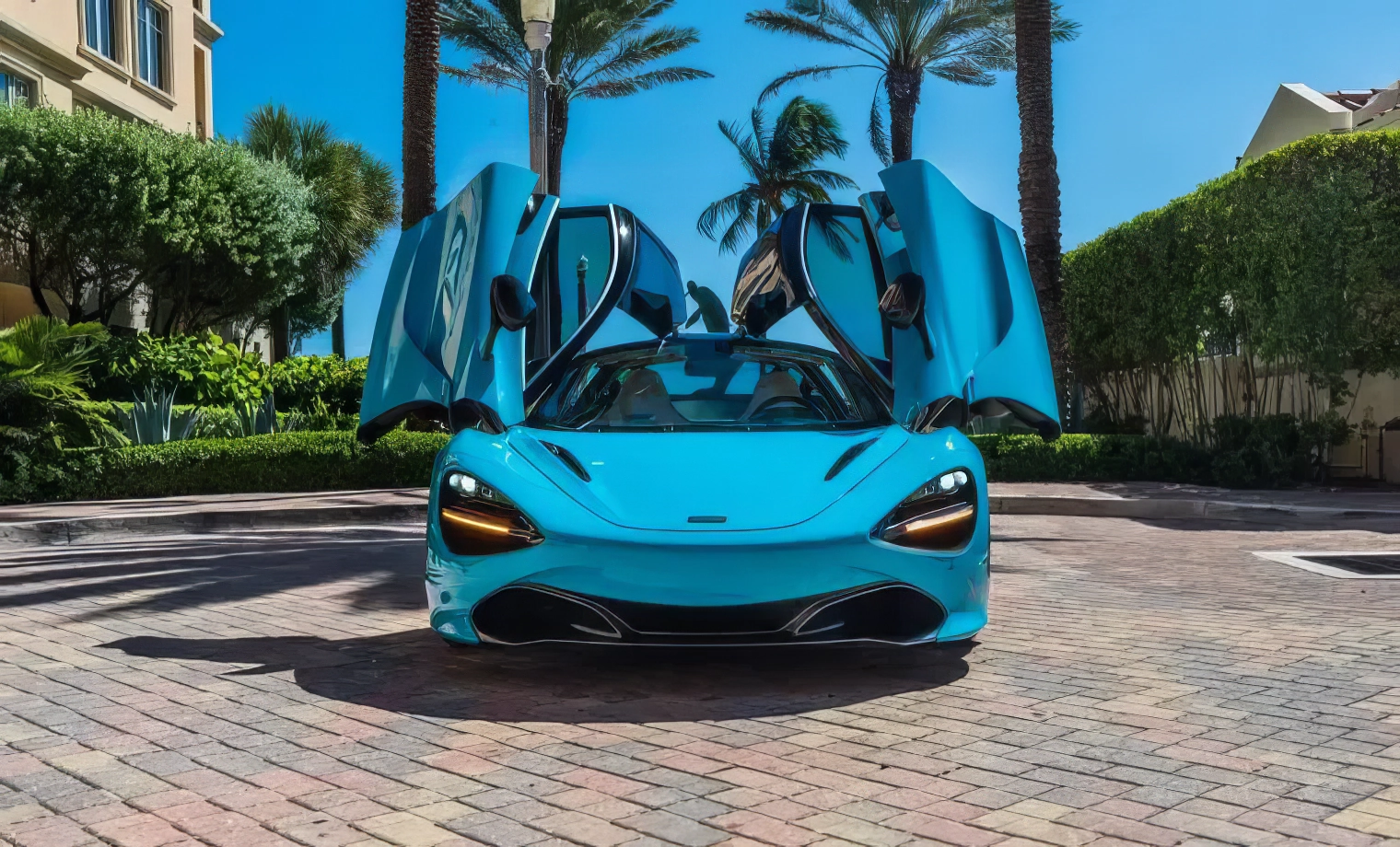 McLaren 720S — MSO Belize Blue on Porcelain 