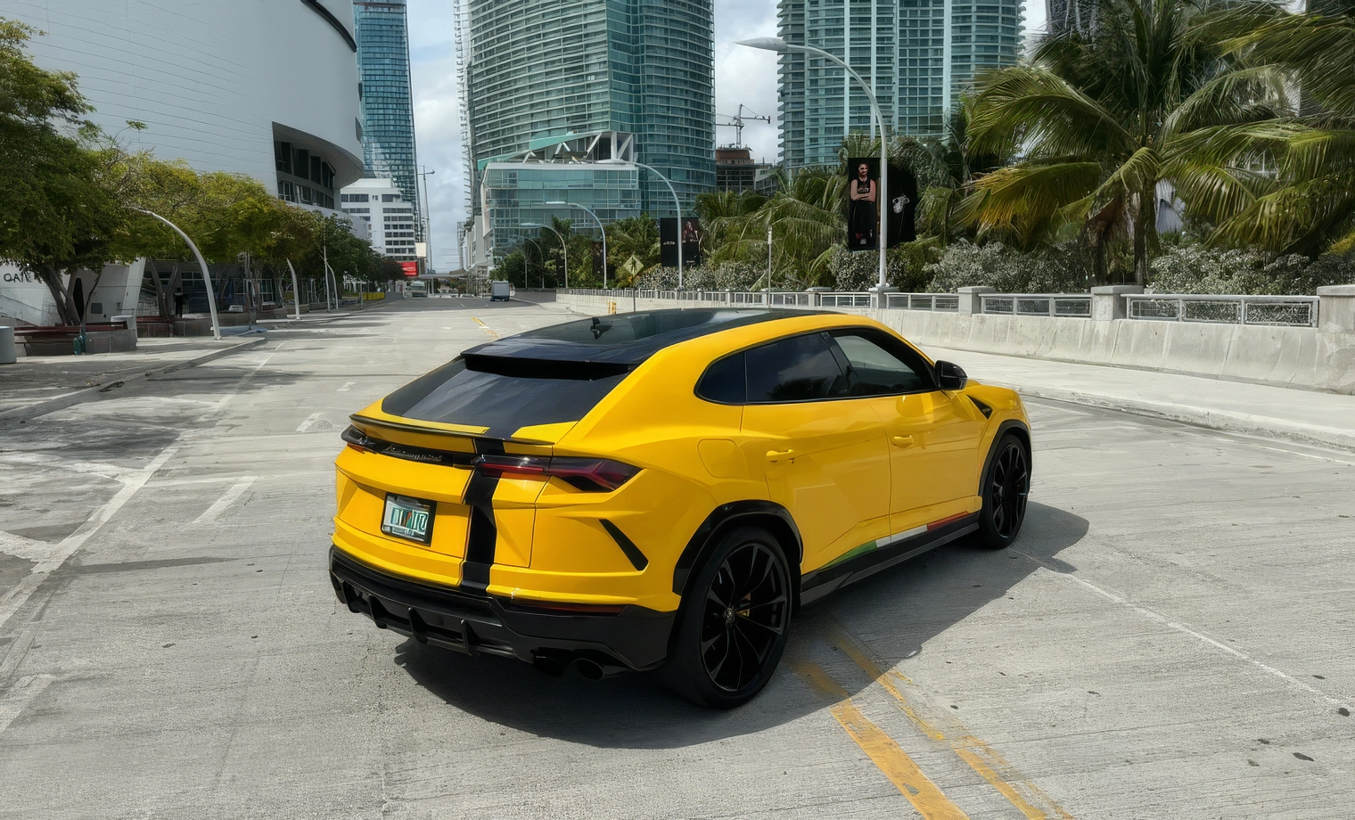 Lamborghini Urus – Giallo Auge on Nero (High-Chroma Lamborghini Yellow on Black)